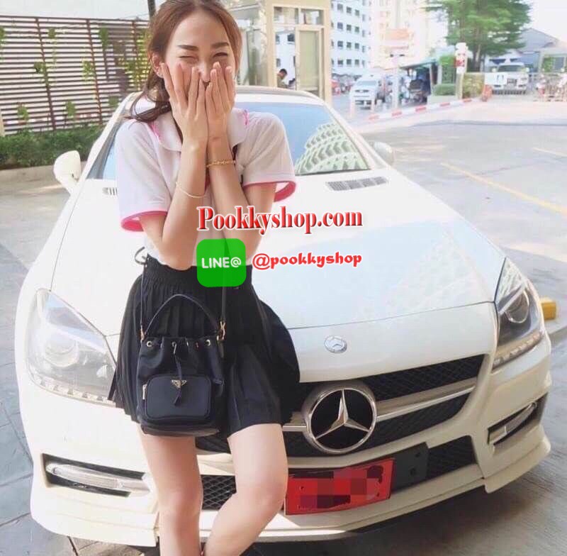 Restock รุ่นยอดนิยม! PRADA DRAWSTRING BAG WITH STRAP VIP GIFT WITH PURCHASE พรีเมี่ยมกิ้ฟจากต่างประเทศรุ่น Limited edition วัสดุ Nylon คุณภาพดีตามแบบฉบับแบรนด์ ด้านหน้าประดับโลโก้ เปิดปิดแบบหูรูด Drawstring มาพร้อมสายสะพายให้ถึง2แบบ ทั้งสายสั้นและสายยาวปร