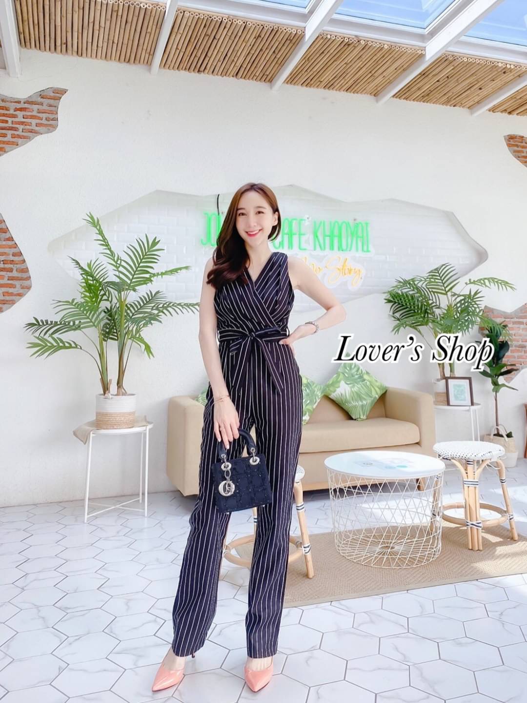 จั้มสูทกางเกง แนวเรียบหรูดูผู้ดี ทรงคอวี ทำจีบทวิตช่วงอก มาพร้อมเชือกกผูกช่วงเอว ทรงนี้ใส่แล้วแลดูขายาวหุ่นดีค่ะ เนื้อผ้าหนาเป็นทรงสวย