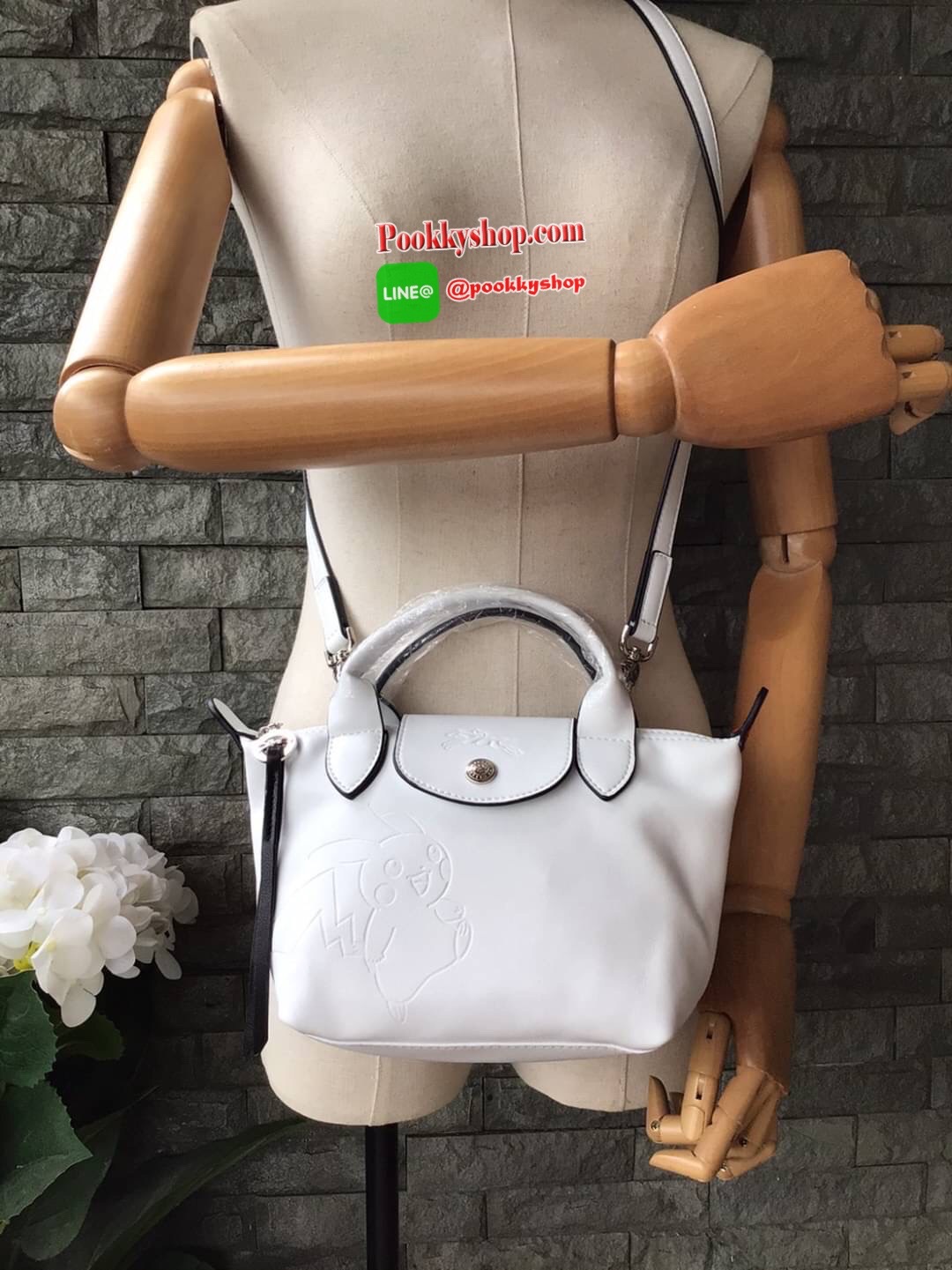 🚚 พร้อมส่ง 🚚 LONGCHAMP X POKE’MON TOP HANDLE BAG XS ขนาด มินิ รุ่น 1500 Collection LE PLIAGE CUIR Fall/ Winter เรียบหรูอย่างฝรั่งเศสกับความน่ารักคาวาอิแบบญี่ปุ่นมาผสม ซึ่งจะเป็นการนำเอาลวดลายพิคาชูมารังสรรค์ลงในกระเป๋าสุดคลาสสิกของแบรนด์ ก