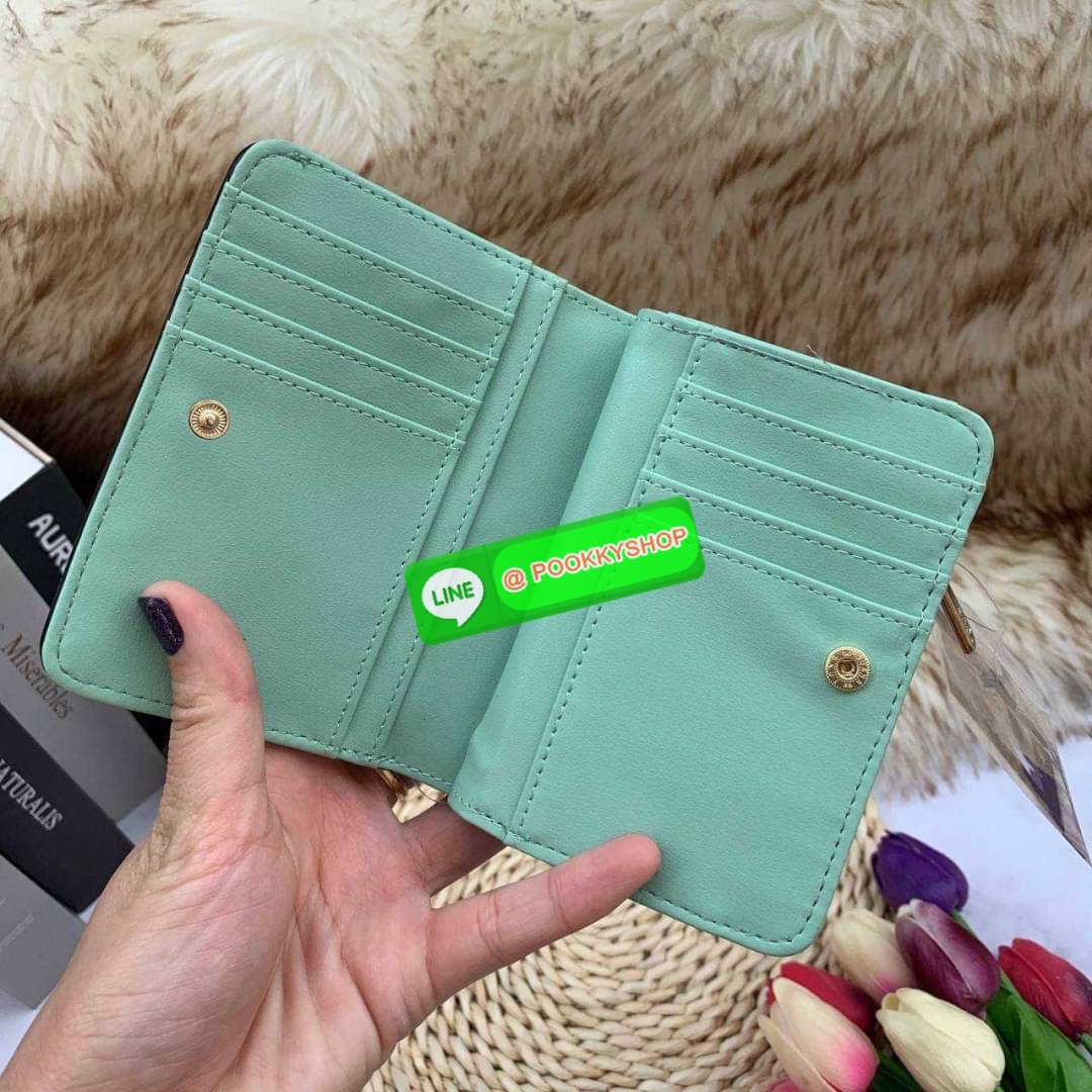 Lyn Wallet กระเป๋าตังLYN ขนาดใบกลาง ด้านหน้าติดโลโก้แบรนด์ ด้านในมีช่องใส่บัตร8ช่อง ช่องใส่ธนบัตรและช่องซิบแยกใส่เหรียญ ตัวจับซิบปั๊มแบรนด์ ใครกำลังมองหากระเป๋าสตางค์สีเรียบๆชิคๆแนะนำค่ะ