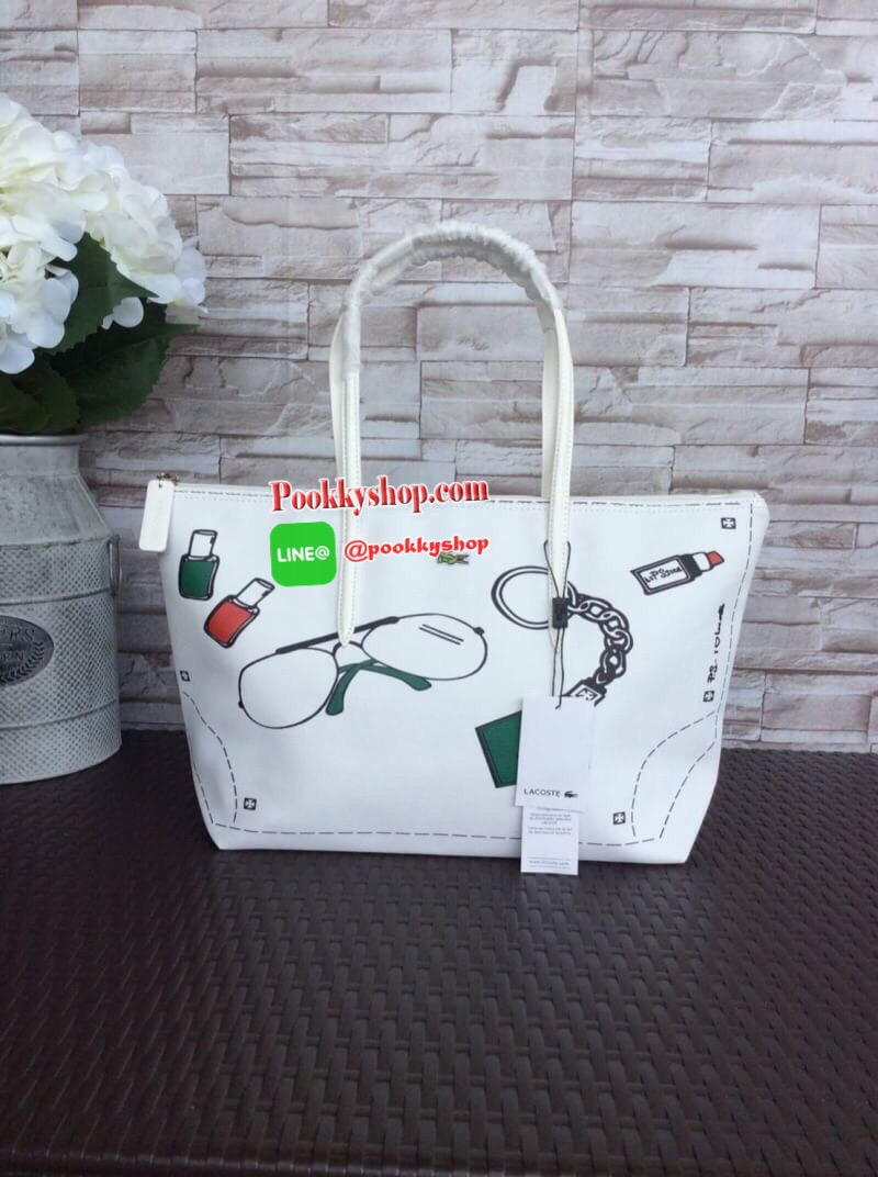 ลาคอส pu split cow leather bag รุ่นขายดีค่ะ!! กระเป๋าทรง shopping ลายกราฟฟิก ลายสดใส พร้อมส่งหลากสีรุ่นฮอตฮิตตลอดกาล แบบสวยคลาสสิค ใช้ได้ในทุกวัน ด้านหน้าประดับโลโก้จระเข้สัญลักษณ์แบรนด์ เปิดปิดกระเป๋าแบบซิป ที่จับหัวซิปปั้แบรนด์ ภายในกว้างใส่ของจุ มีช่