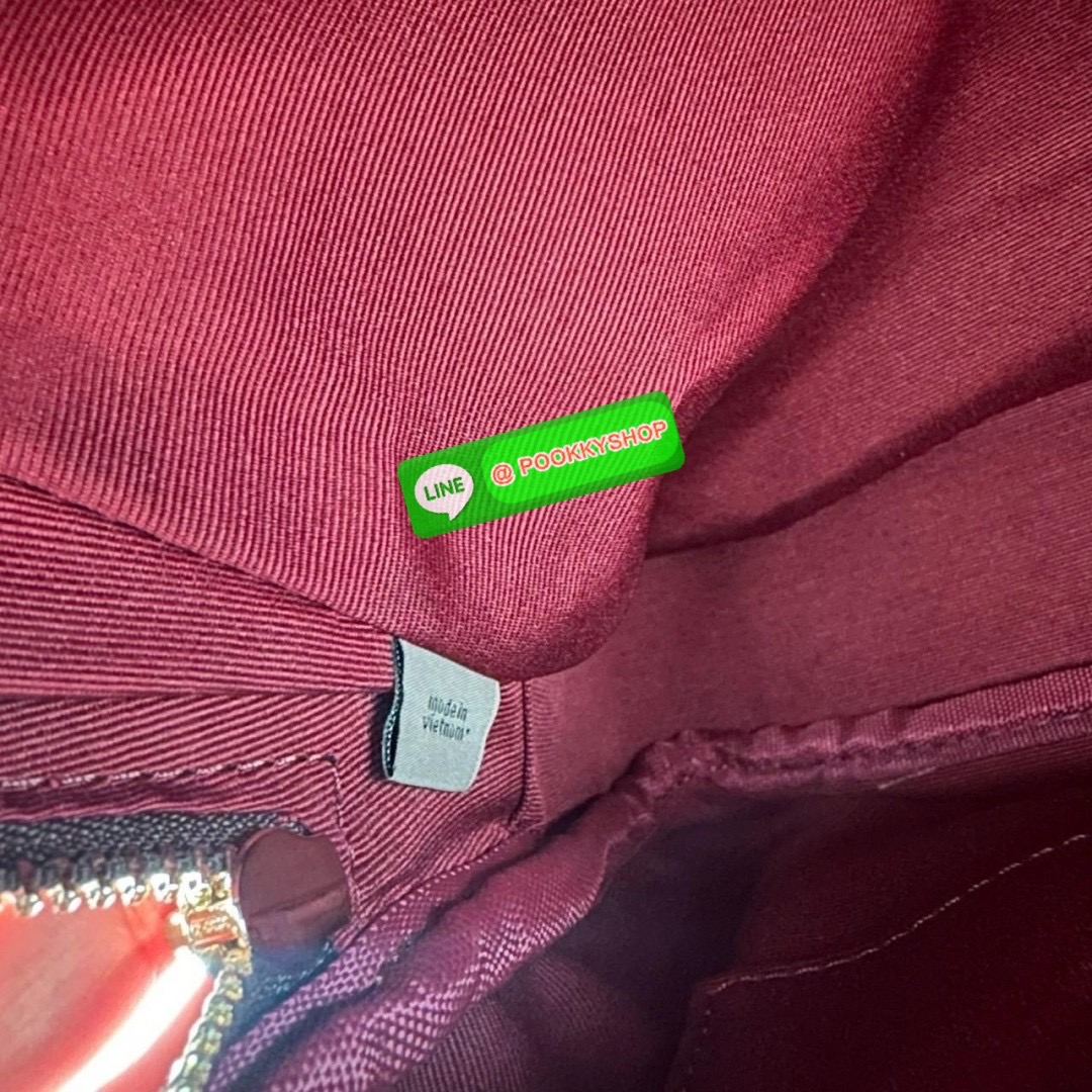 Coach Court Backpack In Signature Canvas 🔖กระเป๋าเป้สะพายหลัง ขนาดกำลังดี สะพายได้ทุกโอกาส 🔖วัสดุ : หนังแคนวาส ตัดหนังแท้ 🔖เปิด-ปิดแบบซิป ด้านในมีกระเป๋าซิปและกระเป๋าอเนกประสงค์ ปิดด้วยซิปคู่ มีซับในผ้า มีช่องซิปด้านนอก 🔖สา