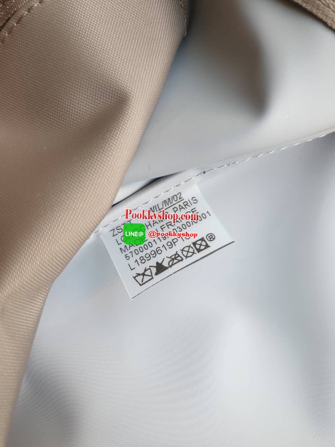 Longchamp Le Pliage Club Tote Bag Size L หูยาว วัสดุเนื้อผ้า Nylon Canvas เคลือบกันนำ้ ตัดด้วยหนังแท้ที่มีน้ำหนักเบา ดีไซน์เรียบง่ายแต่เต็มไปด้วยความคลาสสิก จนเป็นที่ชื่นชอบไปทั่วโลก Longchamp ปรับโฉม LE PLIAGE ด้วยการปักลายรูปม้า-ตราสัญลักษณ์ของแบรนด์บนผ