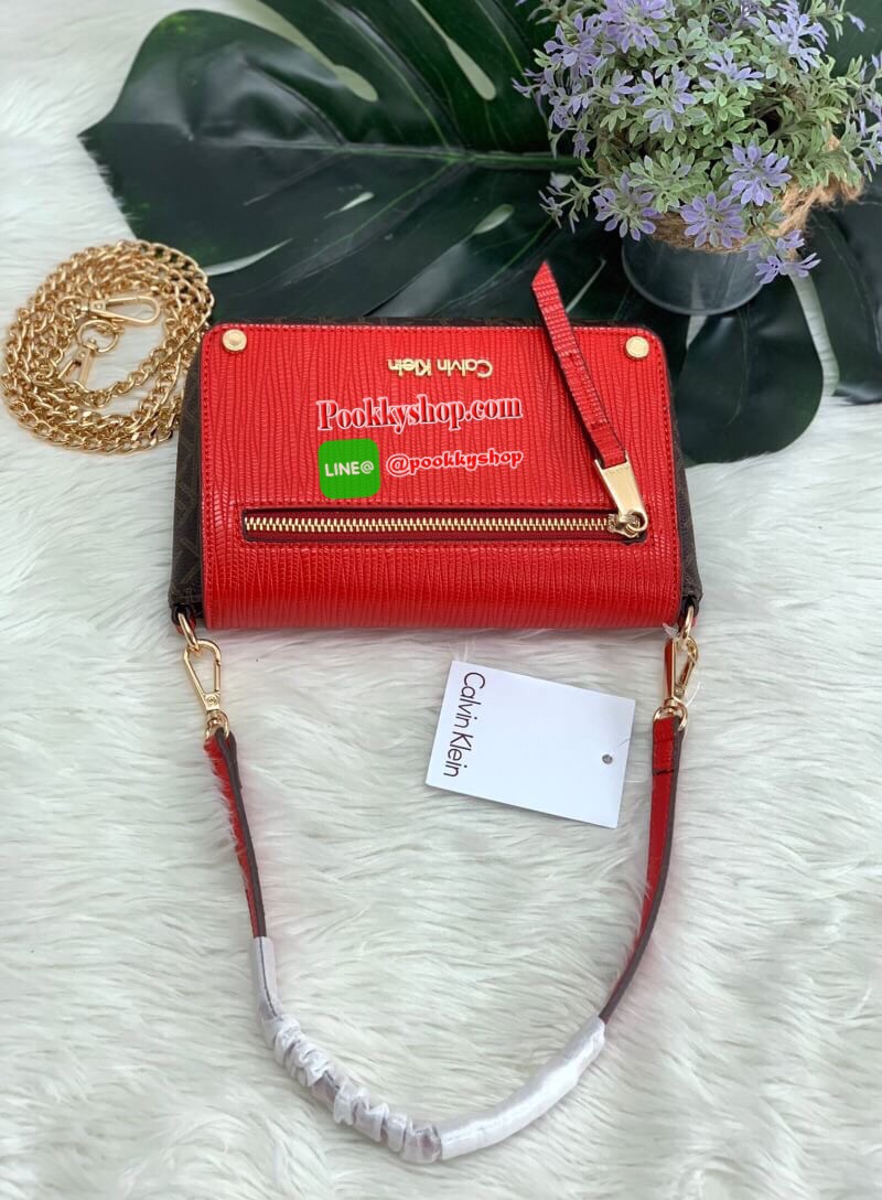 New arrival !! CALVIN KLEIN HANDBAG // SHOULDER BAG กระเป๋าถือ//คล้องไหล่//สะพายข้าง//หรือครอสบอดี้ร์ได้ค่ะ ดีไซด์สวย น่าใช้มากๆค่ะ วัสดุหนังผสมนิ่มมือค่ะ ด้านมีโลโก้แบรนด์ พร้อมช่องซิปใส่ของจุกจิก เปิดปิดกระเป๋าแบบกระดุมแม่เหล็ก ภายในแบ่งสามช่อง สามารถใส