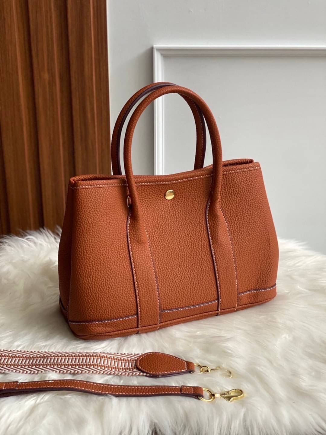 Restock อีกครั้ง รุ่น GD 30 cm หนัง PU premium Soft togo หนังนุ่ม สวยมากก จุของได้เยอะสุดๆ ภาพในสวยหรูบุเป็นผ้า Canvas ประกบฐานด้วย PU premium งานคัตติ้งสวยมาก มาพร้อมกับเซตกระเป๋าผ้า Canvas อีก 1 ใบ และสายสะพาย 2 เส้น คุ้มมสุดด