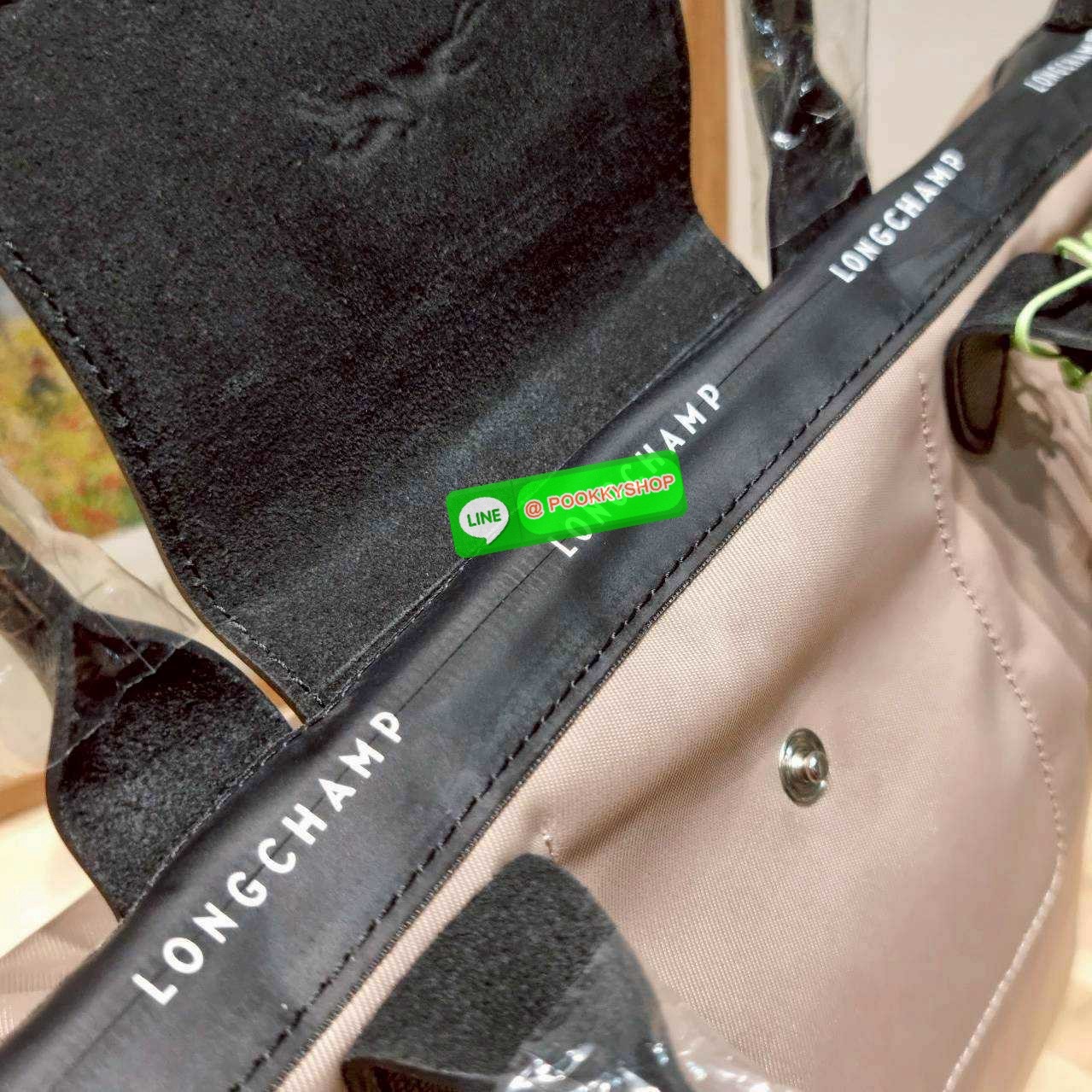 Longchamp le pliage energy M tote bag 🔆 Details เป็นอีกรุ่นที่แรงมาก จึ้งมาก! กระเป๋าสะพายไหล่ทรงโท้ท รุ่นยอดฮิต ดีไซน์ใหม่ให้ความสปอร์ตตี้มากขึ้น มาพร้อมขนาดใหม่ที่หลายๆคนรออยู่ น้ำหนักเบา ดีไซน์เรียบง่าย แต่ดูแพง ปากกระเป๋าออกแบบให้มีฝาปิดและซิป