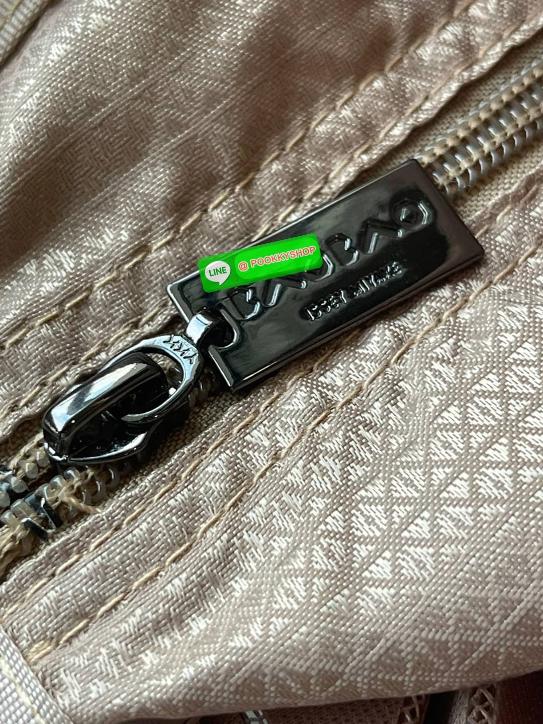 Baobao Issey Miyake 6x6 กระเป๋า Tote รุ่นนี้ถือว่าเป็นกระเป๋า Tote ไซส์กลางที่เหมาะกับการพกพาสิ่งของที่จำเป็นในทุก ๆ วัน มาพร้อมสายที่สามารถปรับได้ทั้งสองสาย และมีช่องใส่ของช่องเล็กด้านใน 1 ช่อง จุของได้เยอะแถมยังทนทาน ใช้เป็น Everyday Bag ได้เลยคะ พกพาสะ