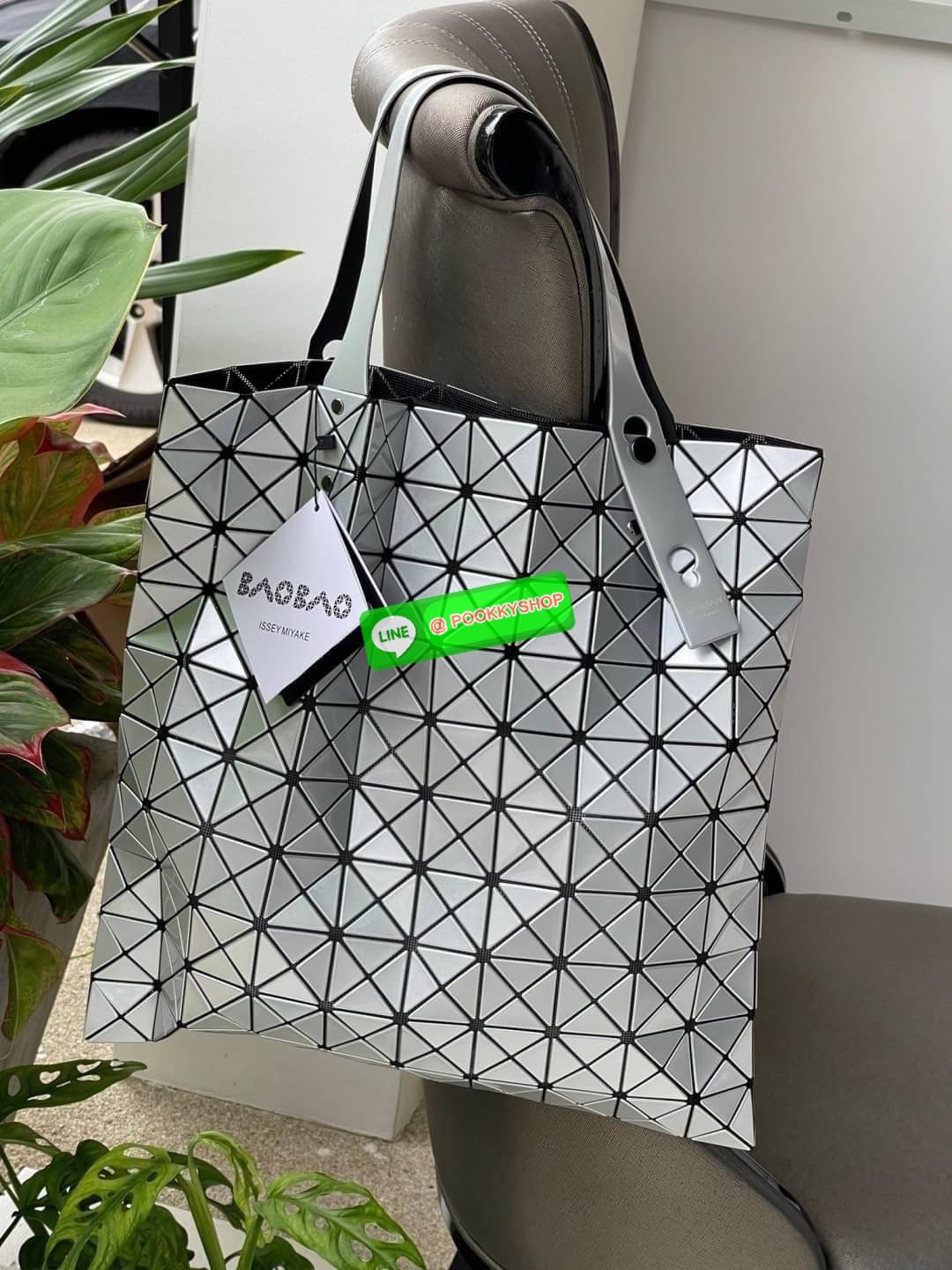 💕 Baobao Issey Miyake Prism Frost ToTe Bag ซีรีส์ที่มีความแวววาวนุ่มนวลและมีลวดลายคล้ายเกรนของผ้าเพื่อสร้างลุคที่มีเท็กซ์เจอร์ กระเป๋าโท้ตที่มีให้เลือกอย่างหลากสี มีกระเป๋าซิปด้านในที่สามารถเก็บของมีค่าได้อย่างปลอดภัย เช่น บัตรโดยสารประจำและกุญแจ