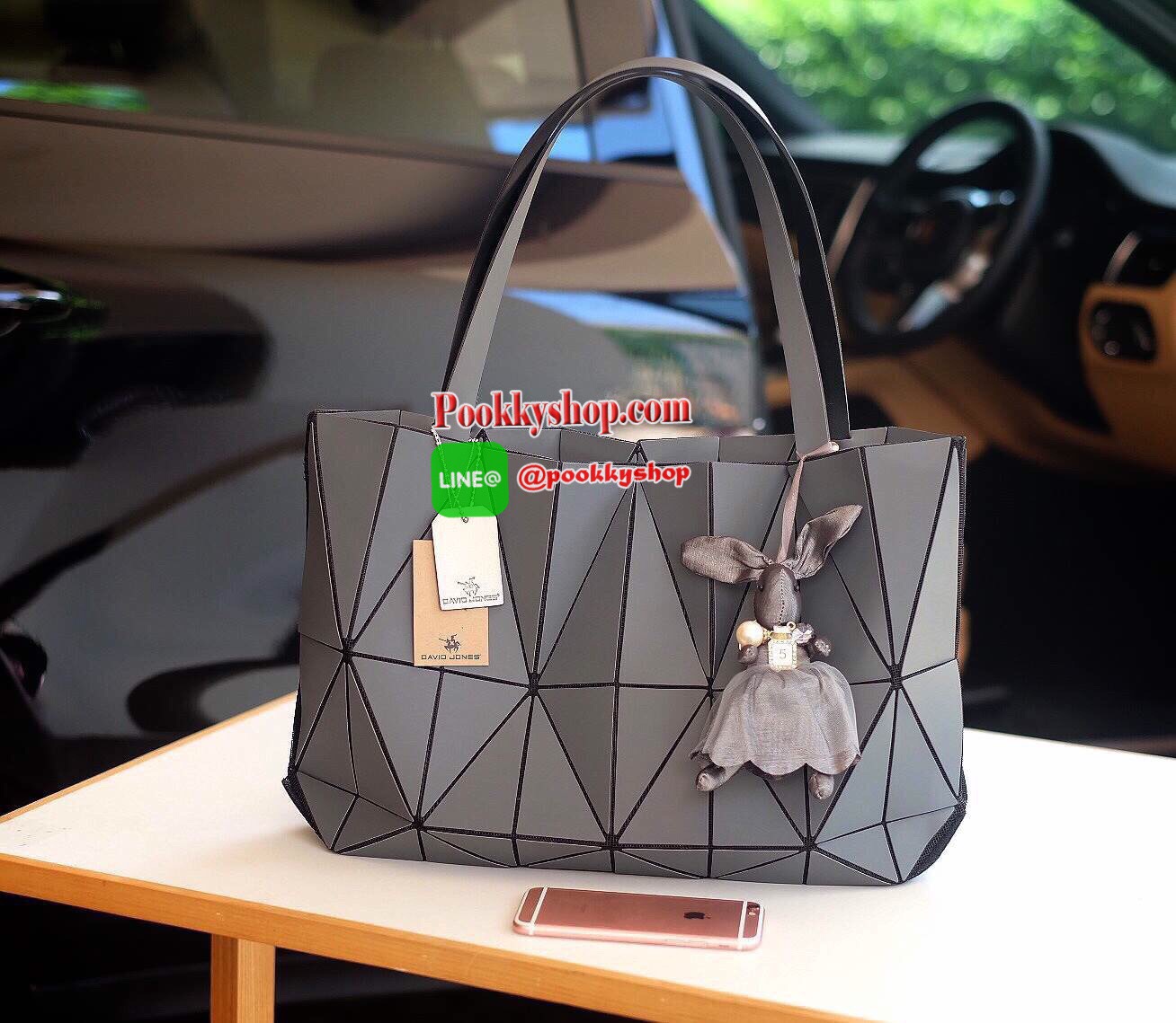 ห้ามพลาดเลยค่า ได้ สีใหม่ ลายใหม่ Metallic Grey ทรงสุดฮิตจากแบรนด์ David Jones ใบนี้ มาพร้อมกับน้องกระต่ายสีเข้า set กับกระเป๋าคะ กระเป๋า ทรง Tote ตัวกระเป๋าเย็บติด ด้วยแผ่นอคิลิค สุดหรู ดีไซน์เกร๋ จุดเด่นที่ น้ำหนักเบา สามารถ ถือ หรือ สะพายไหล่ได้คะ ใบให