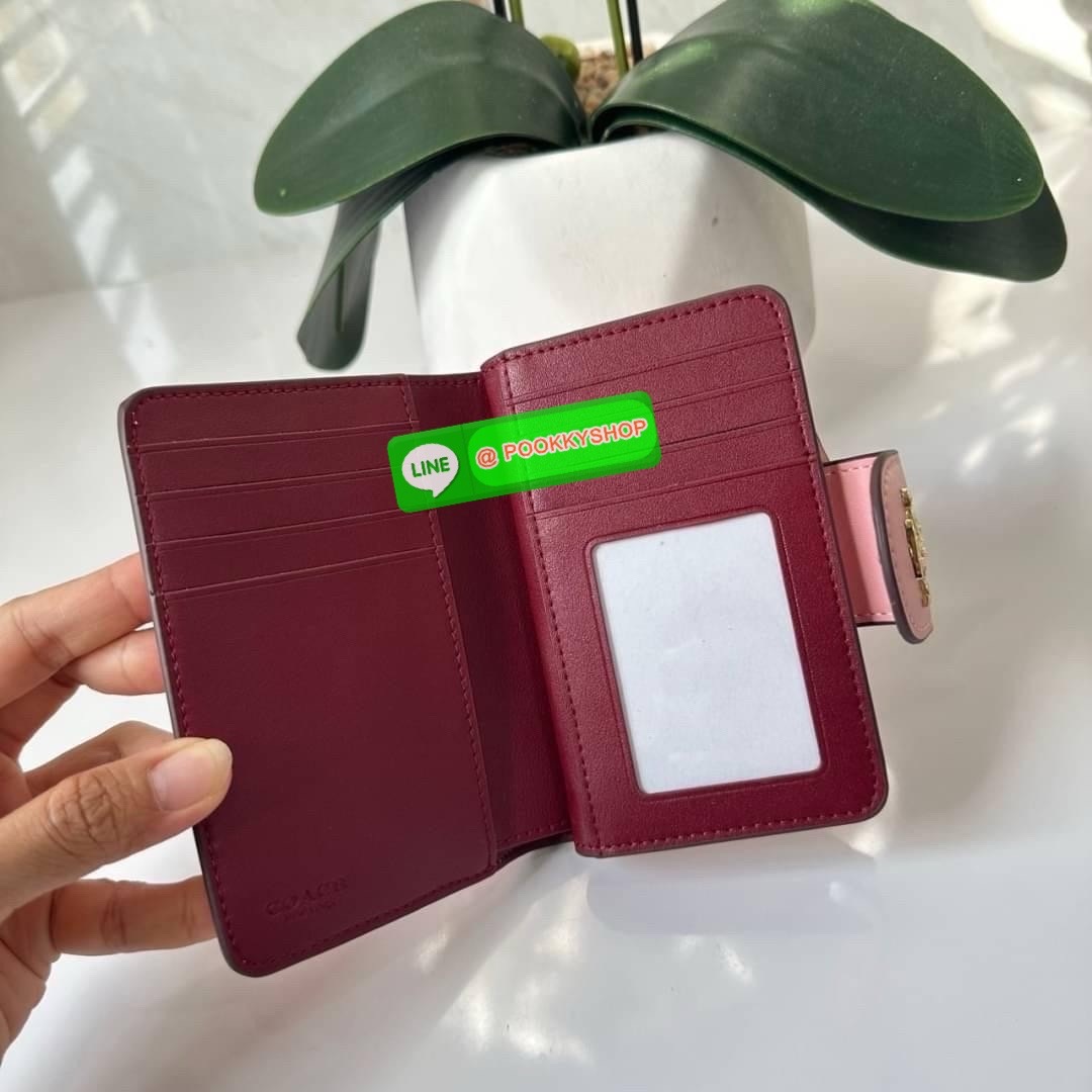 Coach Medium Corner Zip Wallet With Signature Leather 🔖กระเป๋าตังใบกลาง คอลเลคชั่นใหม่ หนังนิ่ม ลายC นูน สวยมาก 🔖วัสดุ: หนังแท้ 🔖เปิด - ปิดแบบกระดุม มีช่องใส่แบงค์ ใส่ธนบัตรได้ทุกชนิด ช่องใส่บัตร ใส่เหรียญ