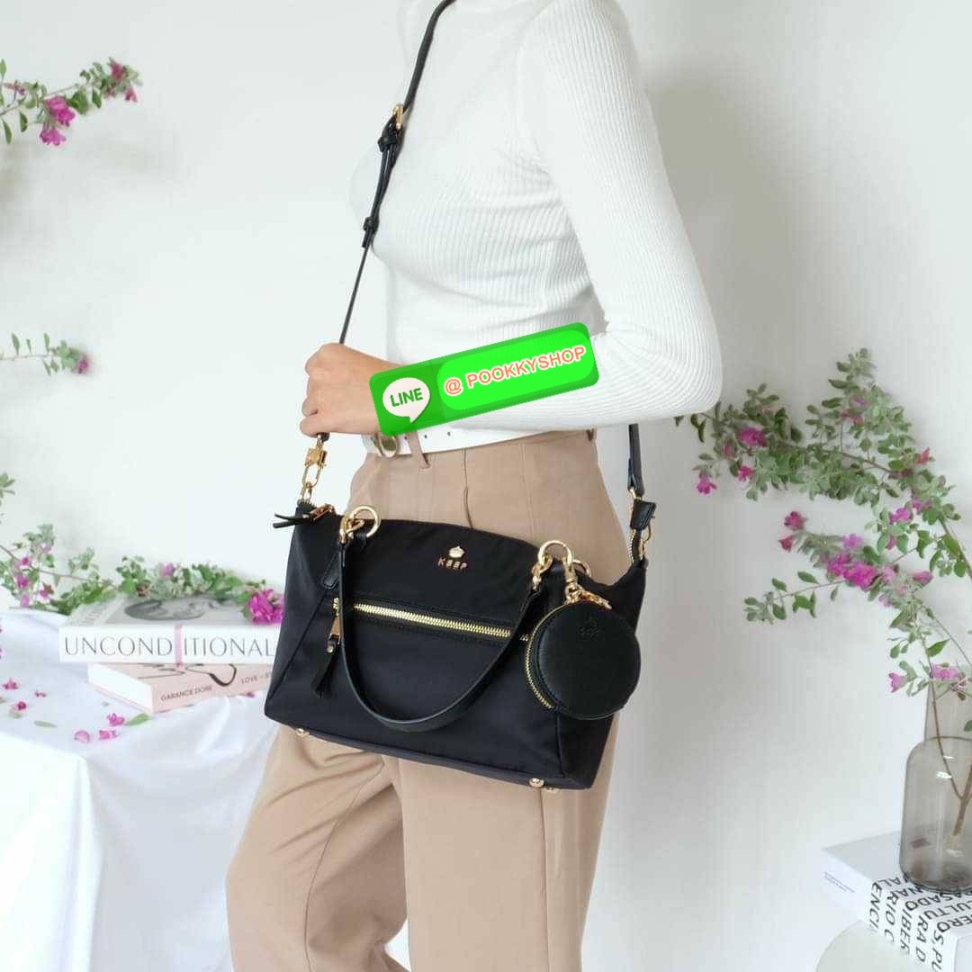 รุ่น KANNY with zipper รุ่นนี้พัฒนาต่อยอดมาจากรุ่น KANNY คอลเลคชั่นเดิมที่เป็นหนึ่งรุ่นที่ขายดีของทางแบรนด์เพราะเป็นกระเป๋าที่ฟังชั่นตอบโจทย์การใช้งานมากที่สุด 📍ตัวกระเป๋าน้ำหนักเบามาก 📍ทำจากไนล่อนนาโนกันน้ำ 📍ทำช่องแบ่งเก็บด้านใน ใ