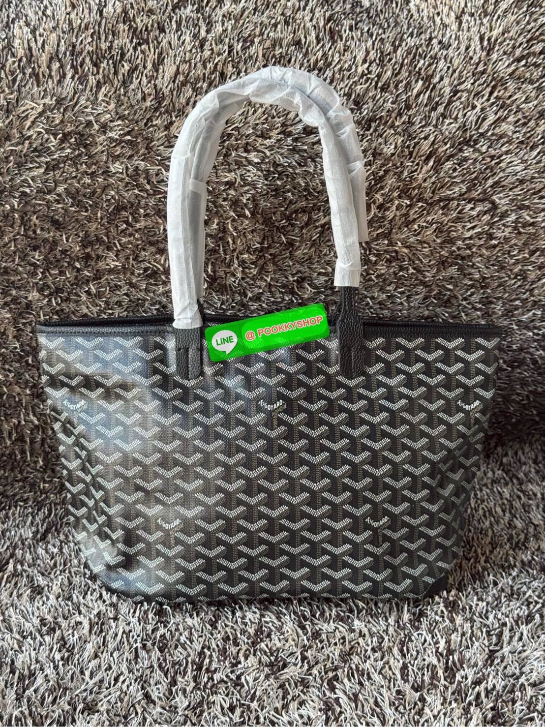 Goyard Artois PM Bag กระเป๋า Artois PM เป็นกระเป๋าที่มีซิปด้านบนเพิ่มคงามปลอดภัย ภายในพื้นที่กว้างเพื่อจัดระเบียบข้าวของของคุณ มันโดดเด่นด้วยฐานด้านล่างทั้งสองมุมเย็บต่อด้วยหนังใช้งานในแบบทางการหรือกึ่งทางการก็ได้