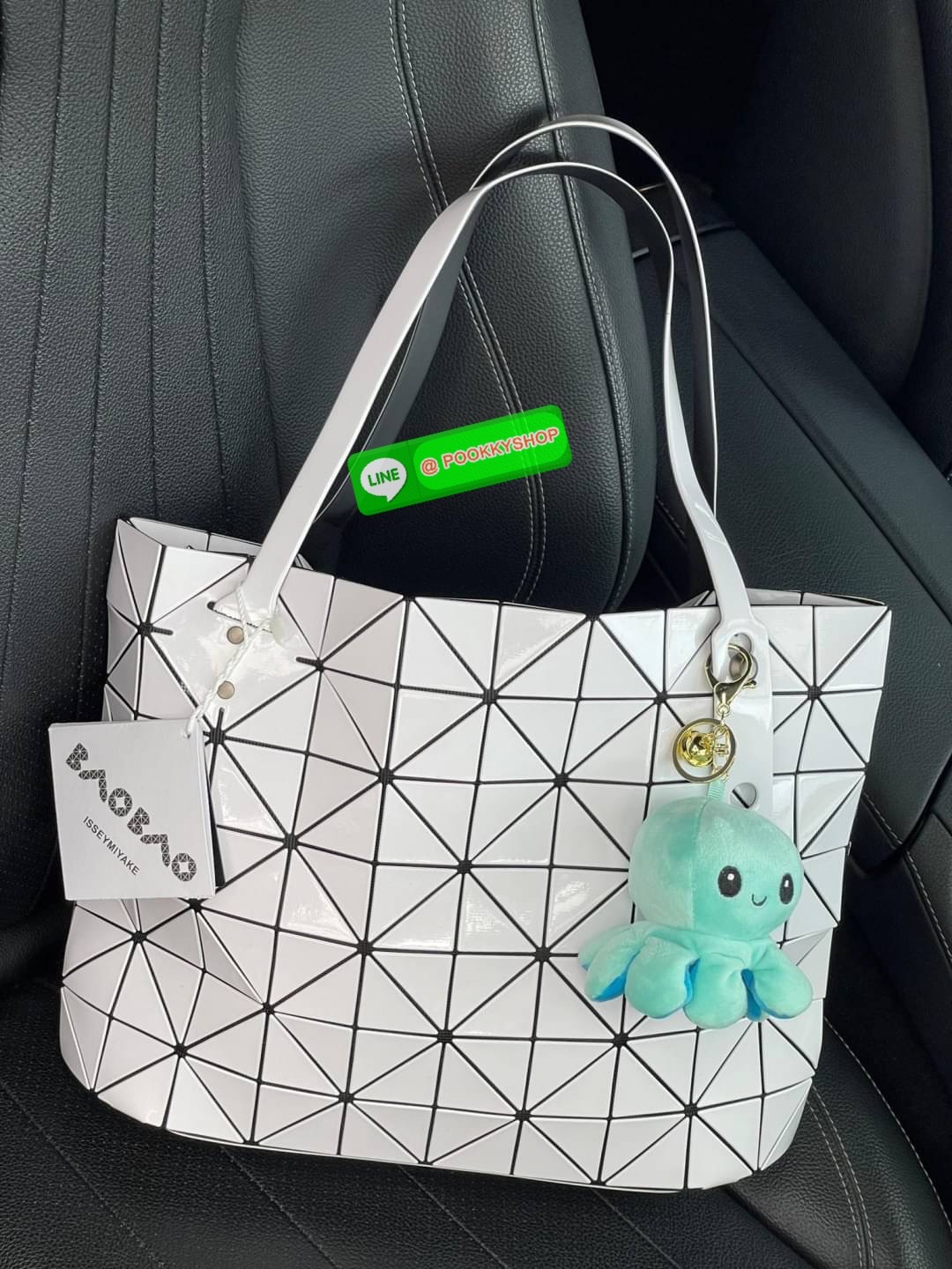 💕 Bao Bao Issey Miyake ROCK MATTE ซีรีส์นี้จะเป็นทรงสี่เหลี่ยมผืนผ้า มีซิปปิดด้านบน ถือเป็นรุ่นที่เหมาะกับการใช้งานในชีวิตประจำวัน สามารถพับมุมและบริเวณด้านล่างของกระเป๋าเพื่อเพิ่มความสะดวกสบายในการใช้งาน ทั้งยังช่วยให้วางกระเป๋าในแนวตั้งได้อีกด้ว