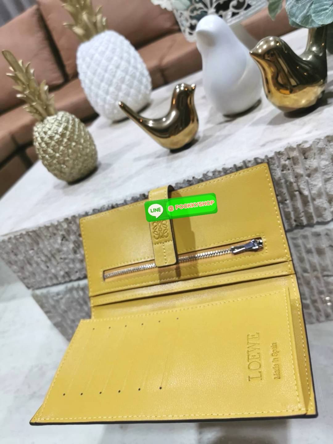 ✴️Don't Miss!✴️NEW! LOEWE LONG WALLET BAG VIP GIFT WITH PURCHASE-GWP กระเป๋าพรีเมี่ยมกิ๊ฟ Limited จาก LOEWE DUTYFREE COUNTER วัสดุหนังแท้เทคเจอร์สวยอยู่ทรงปั้มโลโก้แบรนด์ด้านหน้าเปิดปิดด้วยกระดุม ภายในมีช่องใส่ธนบัตรหลายช่อง ช่องหลักสาม