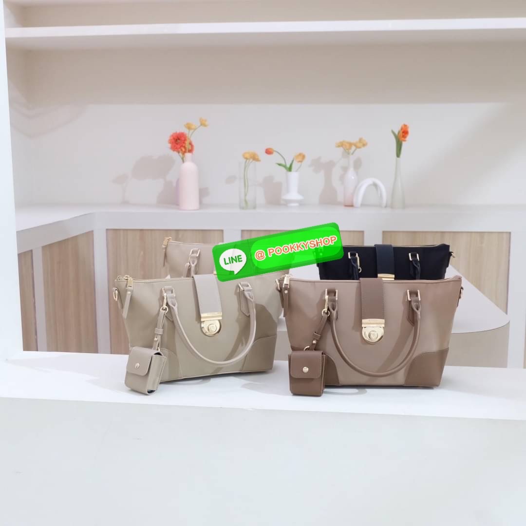 คอลเลคชั่นใหม่ รุ่นขายดี KEEP ‘ Phony bag ‘ อีกรุ่นที่ ถูกถามเข้ามาเยอะที่สุด เป็นกระเป๋า size กลางๆที่ ดีไซน์ให้ออกมาเรียบ หรู หยิบมาใช้งานได้ในทุกๆ วัน