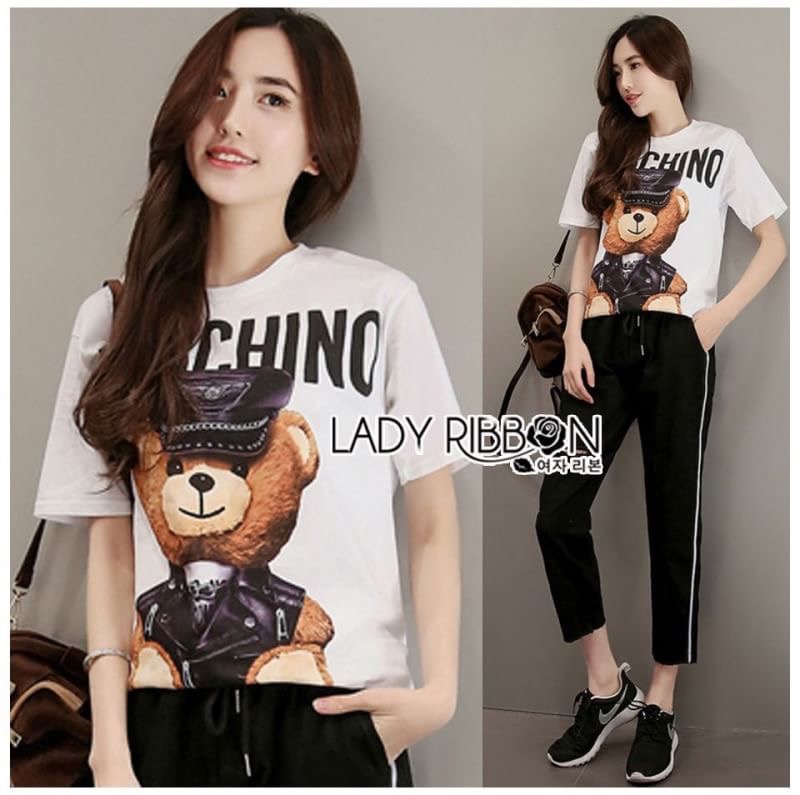 Lady Ribbon's Made Lady Ellen Street Chic Printed T-shirt and Sweat Pants Set เซ็ตเสื้อทีเชิ้ตพิมพ์ลายและกางเกงวอร์มสไตล์สตรีท ลุคนี้เป็นสไตล์แบรนด์ Moschino แบบสตรีทเก๋ๆ ตัวเสื้อเป็นเสื้อยืดแขนสั้น ตรงกลางพิมพ์ลายตุ๊กตาหมี ส่วนกางเกงเป็นการเกง Sweat