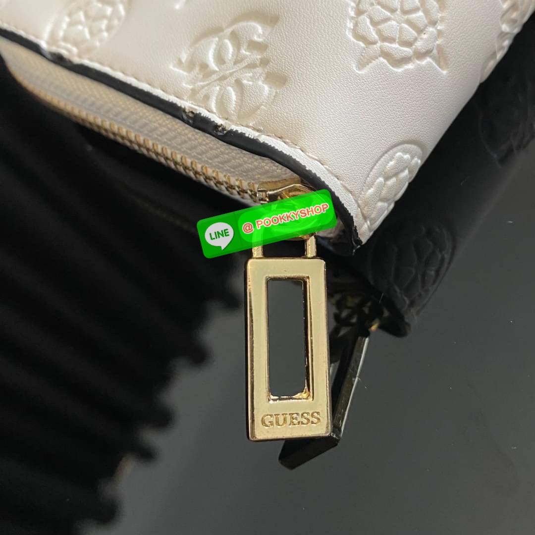 Guess Long Wallet กระเป๋าเงินใบยาวซิปรอบ ด้านหน้ามีโลโก้แบรนด์สีเข้ากระเป๋าสวยสะดุดตา รุ่นนี้มีสายคล้องมือมาให้ เพื่อใช้งานง่ายและสะดวกมากยิ่งขึ้น ด้านในมีช่องใส่ธนบัตร ช่องใส่บัตร และช่องซิปใส่เหรียญค่ะ
