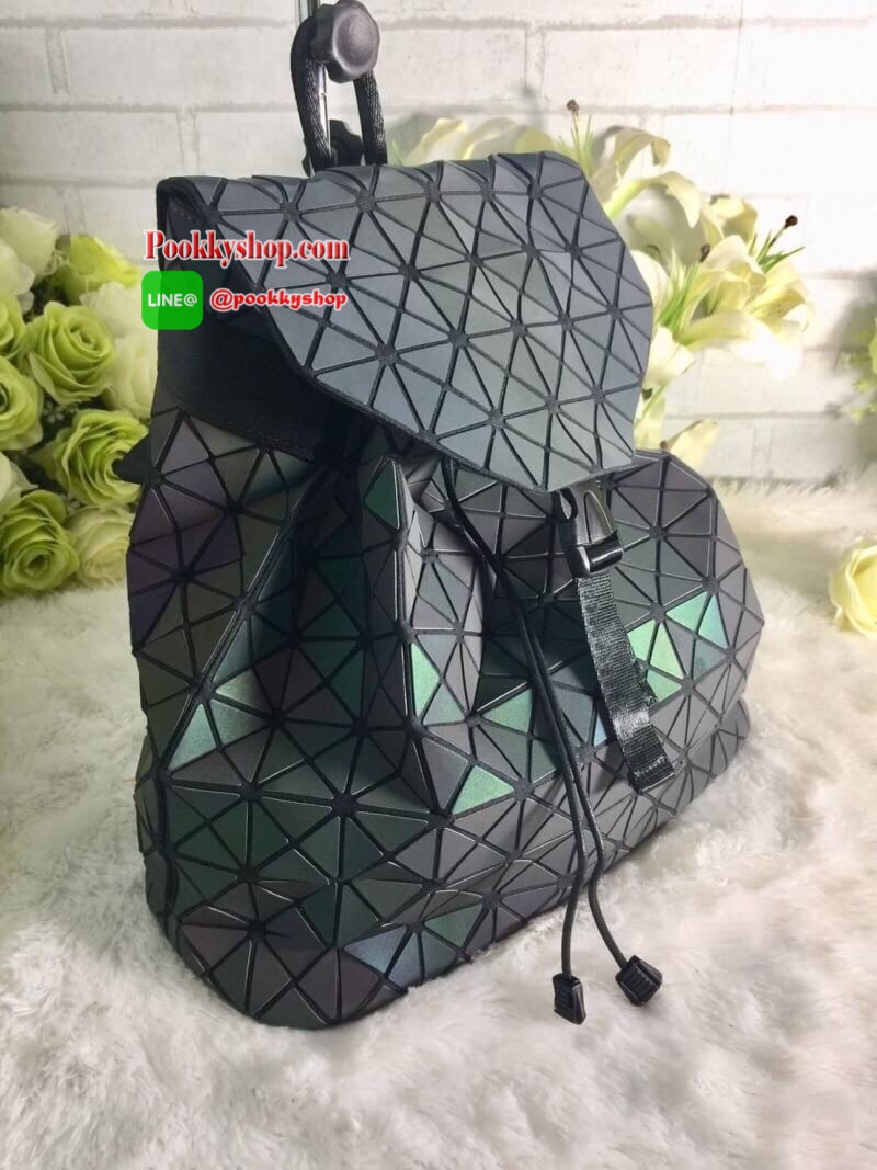 กระเป๋าเป้ Bao Bao Backpack. Geometric Backpack Luminous Backpacks Holographic Reflective Bag Shard Lattice Luminous Rucksack Lingge ใบใหญ่จุของได้เยอะ นำ้หนักเบา ตามสไตล์ BAO BAO ISSEY MIYAKE เปลี่ยนสีได้แสงแฟลช หรือแสงไฟ สะพายเก๋ๆ ใช้งานได้คล่องตัว วัสด