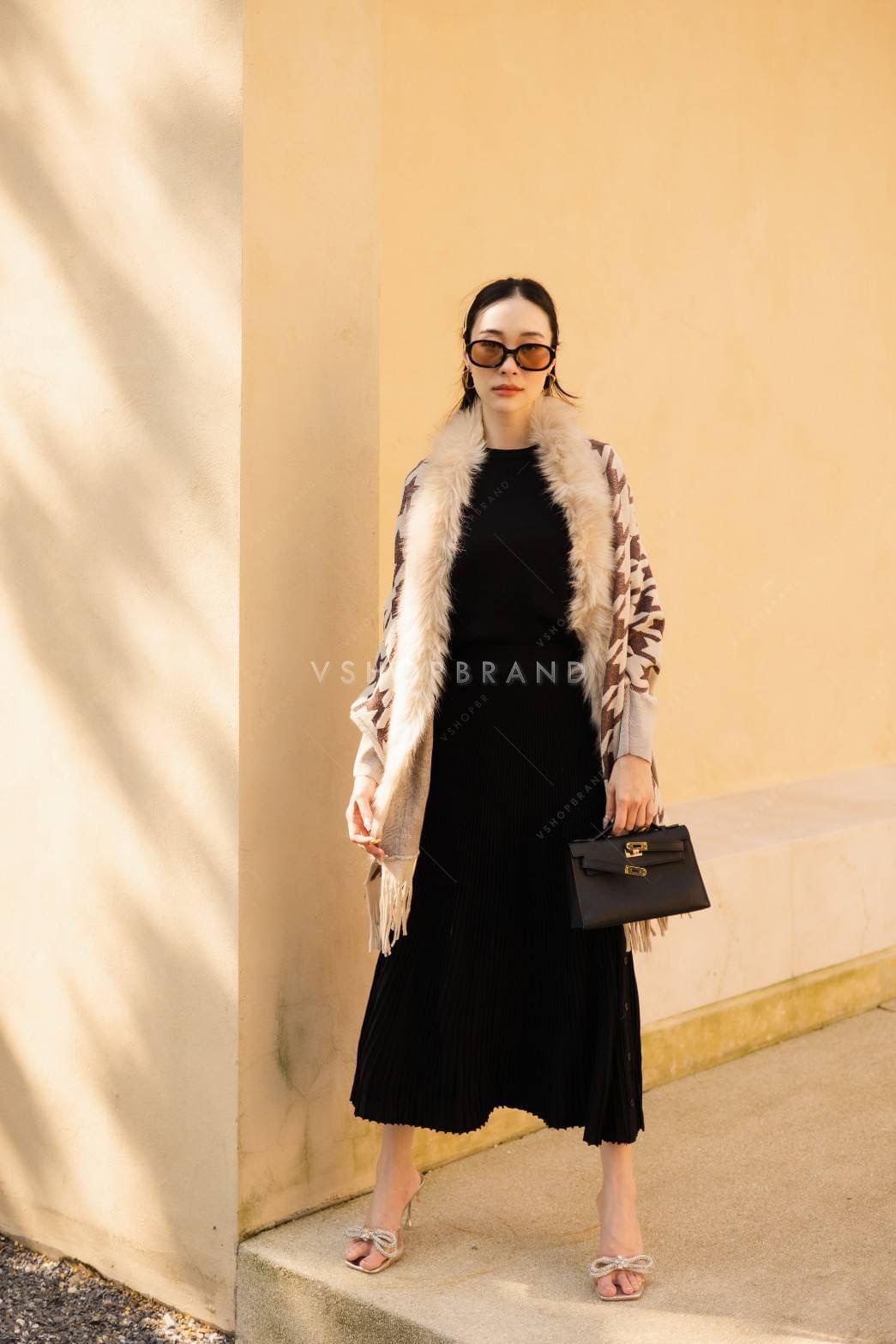 เสื้อคลุมแขนยาวลายชิโน แต่งขนเฟอช่วงคอ ช่วงปลายแต่งพู่ งานสวยแพงให้ลุคมาดามสาวท่านหนึ่ง ผ้าคลุมนิ่มเวอร์ ใส่สบาย รีบจับจองเป็นเจ้าของได้เลยจร้า