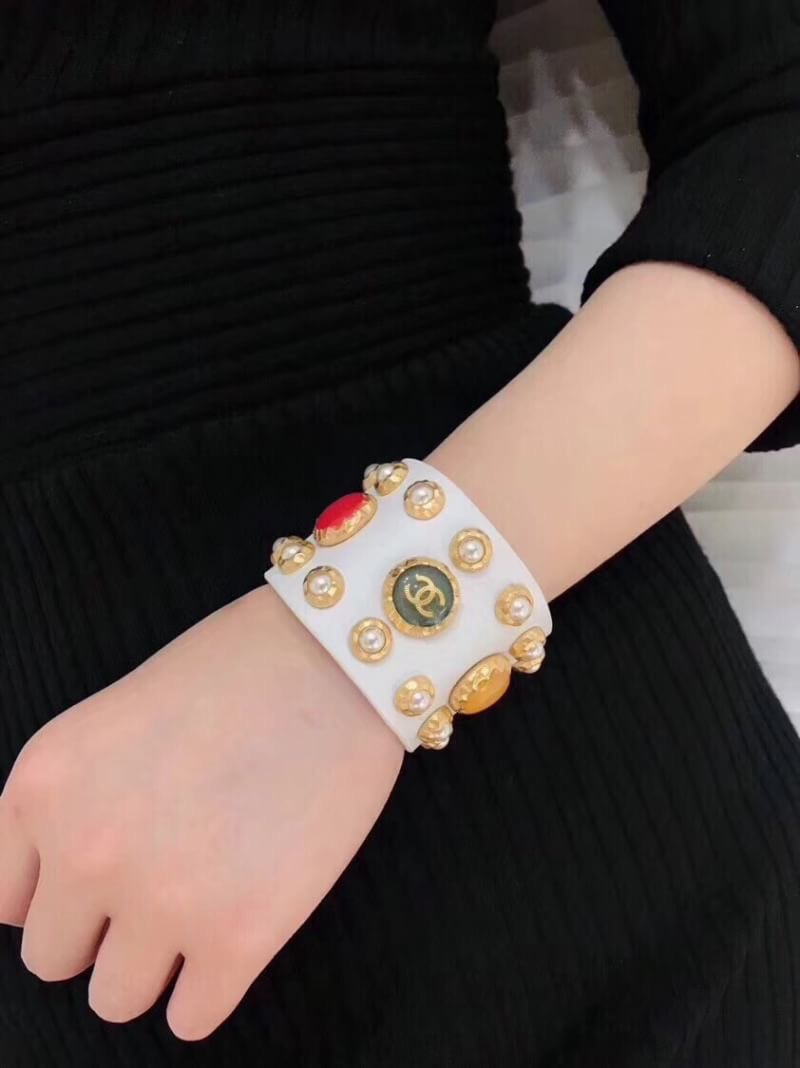Super Hi-End Quality !!! ((งาน 1:1 เกรดดีที่สุดในท้องตลาด)) **งานหนังแท้ทั้งเส้น อะไหล่ทอง** Chanel Cuff รุ่นใหม่ล่าสุดชนช็อปค่ะ ตัวกำไลทำจากหนังแท้เกรดคุณภาพ top premium งานสวยมากกกกก ขอบอก สาวกชาแนลพลาดไม่ได้ค่ะ ตัวกำไลมีน้ำหนักน้า ไม่เบาก๊องแก๊งเหมือนง