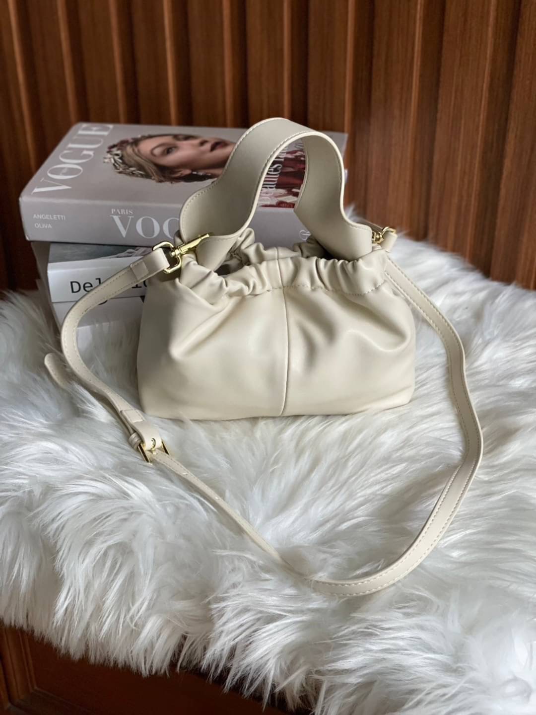 Soft Pu with Delicious color size 22x10x16 cm กระเป๋าน่ารัก สไตล์เกาหลี สีสันสดใส หนังพียูนุ่ม มาพร้อมสายสะพาย 1 เส้น แมชได้หลายลุค น้ำหนักเบา จุของได้เยอะค่า