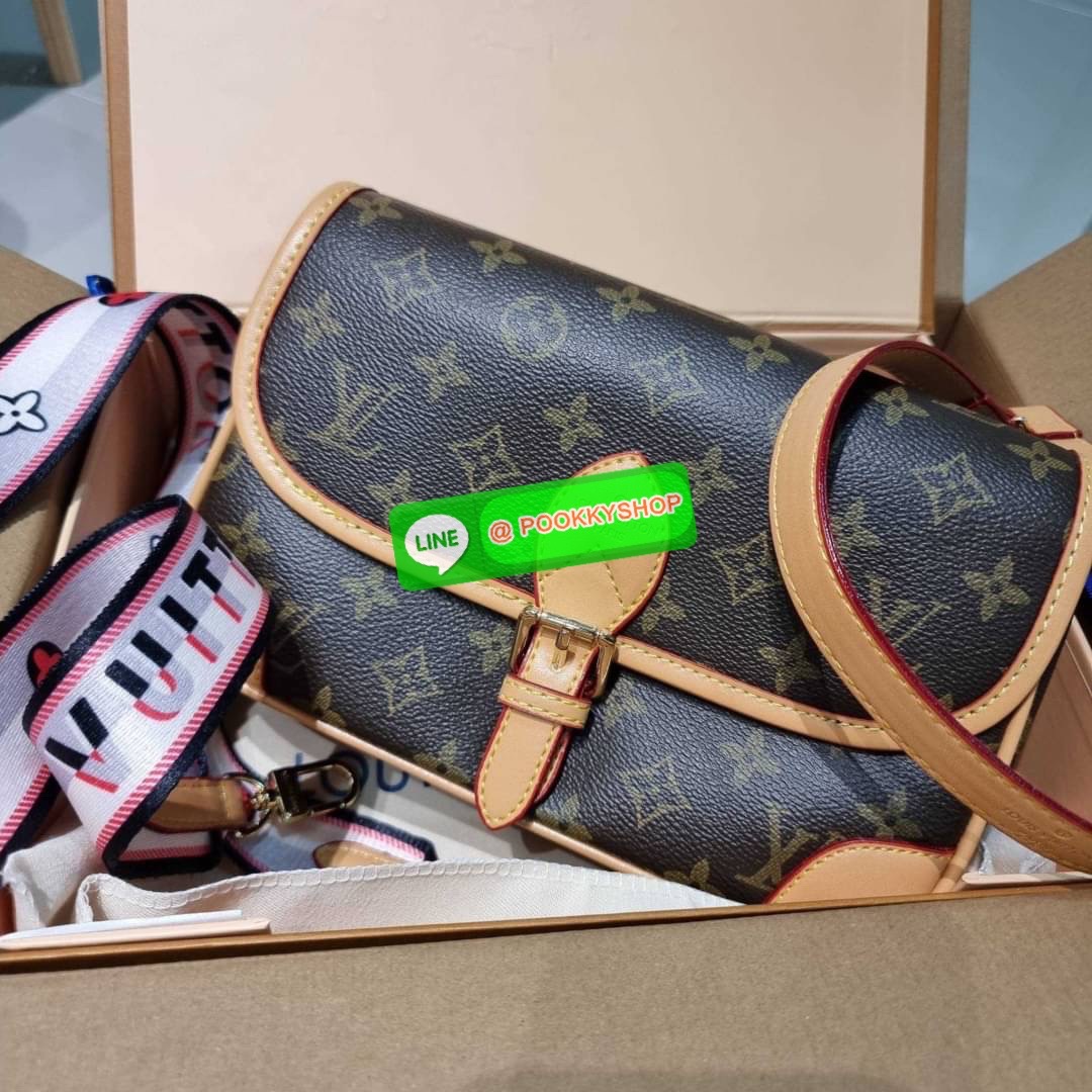 LV DIANE BAG 🔆 Details กระเป๋ามัลติฟังก์ชั่นสุดคุ้มจากเคาน์เตอร์ dutyfree ที่ดีไซน์ออกมาน่ารักน่าใช้มากๆ มีสายมาให้ถึง 2 แบบ สายหนังคล้องไหล่ได้ และสายสปอร์ตครอสบอดี้ได้ ปรับเปลี่ยนใช้ตามลุคแต่ละวันได้เลย