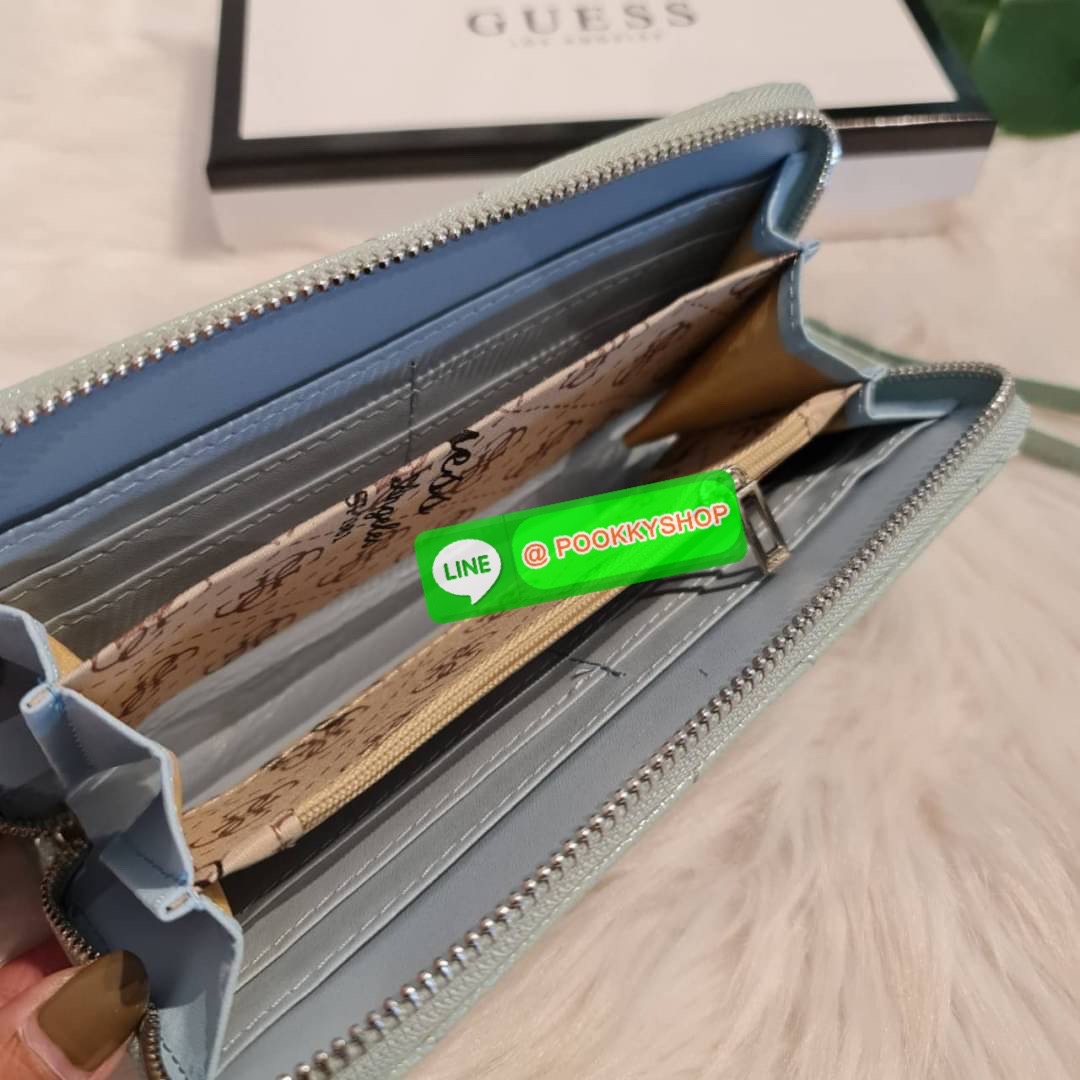 guess wallet สวยๆ จ้า รุ่นนี้มีสายคล้องมือมาด้วยนะจ้ะ เริศสุด👍 ด้านในมีช่องใส่การ์ดเยอะมากค่า และยังมีช่องใส่เหรียญอีกด้วยน๊า เลิฟสุดๆ♥️