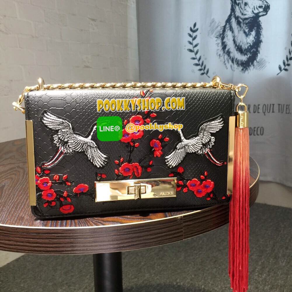 Don't Miss!!! NEW ARRIVAL ALDO Bergantino Cross Body Handbag กระเป๋าถือหรือสะพายรุ่นใหม่ล่าสุดจาก ALDO แบรนด์ดังแคนนาดาดีไซน์สุดชิคน่ารักมุ้งมิ้งปักเลื่อมลายนกกระเรียนสวยสดใส พร้อมห้อยฟู่ฟรุ้งฟริ้ง เปิดปิดด้วยล๊อคบิดอะไหล่ทอง ภายในมีโลโก้ ช่องซิปและช