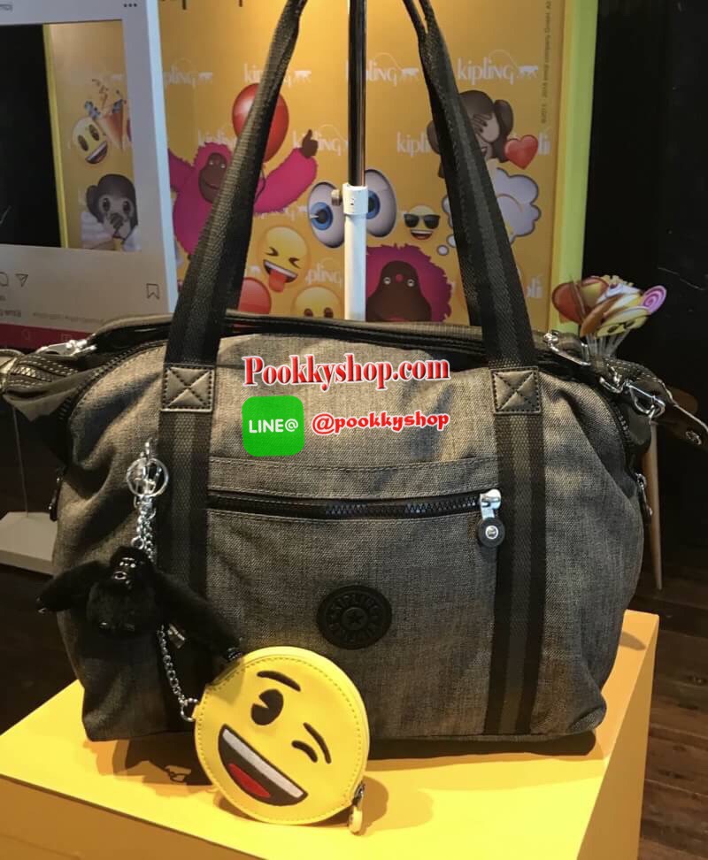 NEW ARRIVAL! KIPLING EMOJI HANDBAG รุ่นใหม่ล่าสุด Limited คอลเลคชั่น EMOJI วัสดุ Cotton+Polyester 100% สามารถรูดซิปมุมกระเป๋าเปลี่ยนทรงได้ไม่จำเจ หูหิ้วสะพายไหล่ได้ มือจับหูหิ้วเป็นหนังปั้มโลโก้ พวงกุญเเจลิงถอดเเยกใช้ได้ เปิดปิดด้วยซิป มีช่องซิปและช่องใส่