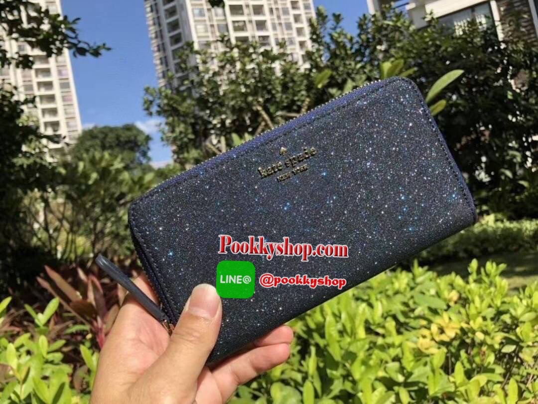 KATE SPADE JOELEY LONG WALLET กระเป๋าสตางค์ใบยาวรุ่นใหม่ล่าสุดหนัง Saffiano สไตล์ PRADA สวยน่าใช้ตัวเนื้อกระเป๋าตกแต่งด้วยกลิทเตอร์ทั้งใบ สวยหรู ภายในมีช่องซิป1ช่อง และช่องใส่บัตรหลายช่อง ใส่เหรียญ บัตรได้เยอะ ตัวจริงสวยน่าใช้มากค่ะ
