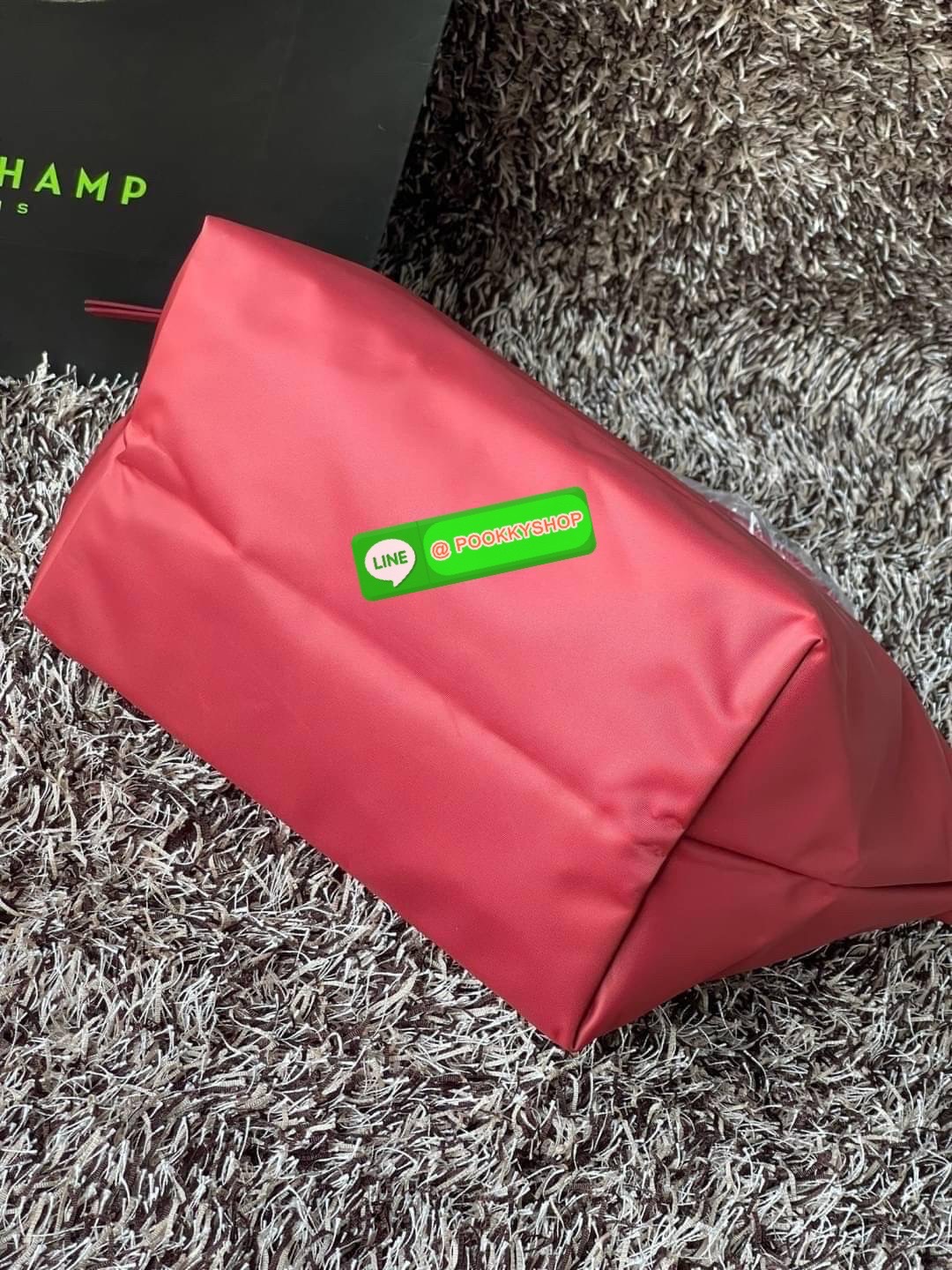 💕Longchamp LE PLIAGE NÉO TOP HANDLE BAG (small size) อีกหนึ่งรุ่นยอดนิยม ที่สาวๆ ต้องมีไว้เก็บไว้สักใบ กระเป๋าโท้ทใบนี้ มาพร้อมกับสีที่มีสไตล์เรียบง่าย มีสายสะพายยาวปรับสั้นยาวได้ช่วยให้คุณสามารถสะพายไหล่ได้อย่างสบาย ในตัวสายปักโลโก้อันเป็นสัญลักษ