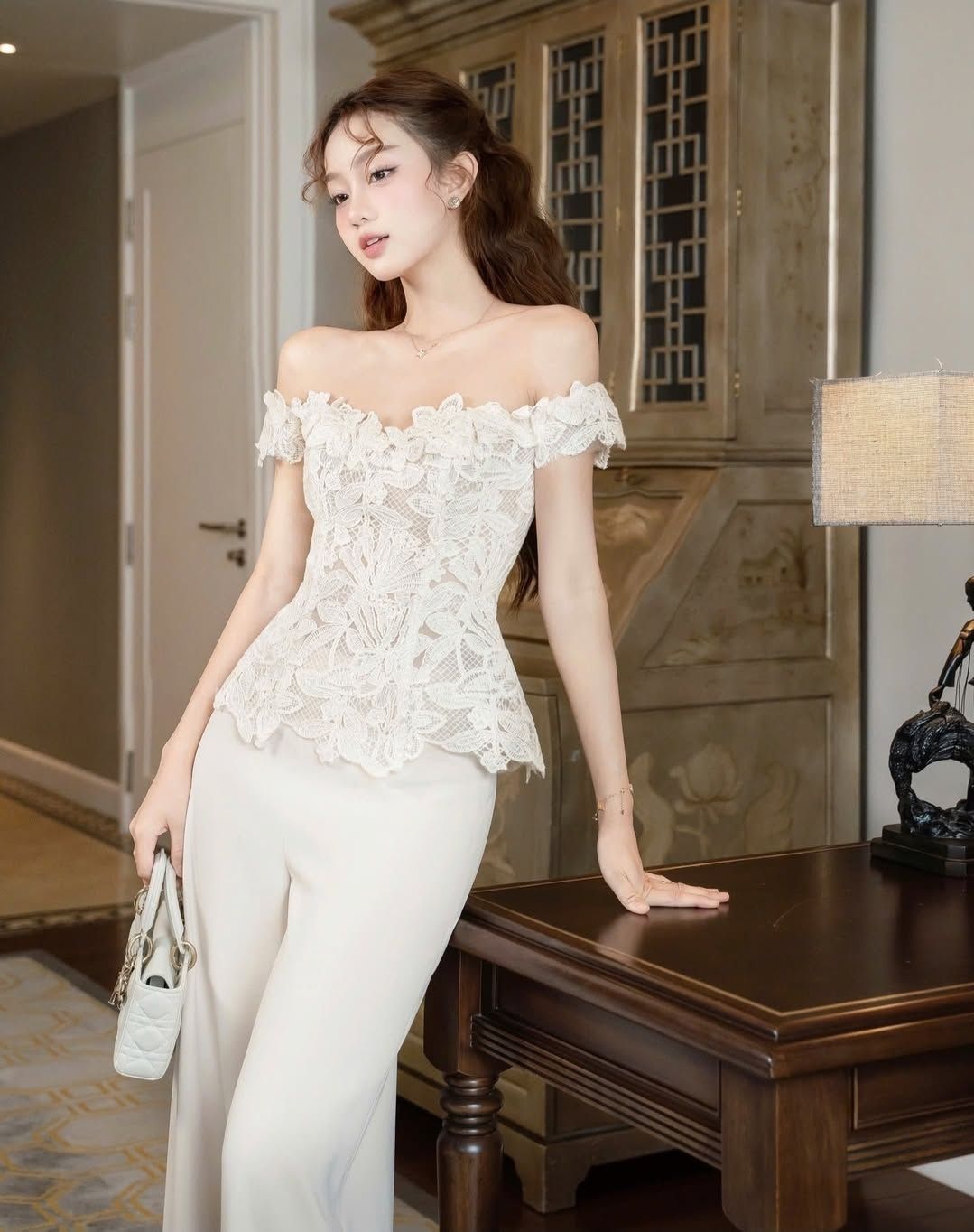 ชุดเซทแฟชั่น เซ็ตเสื้อลูกไม้ปาดไหล่ซิปหลัง มาพร้อมกางเกงขายาวสีขาวทรงสวย