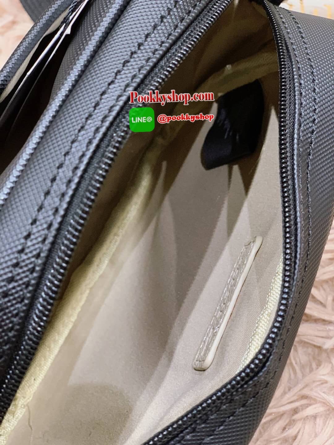 ลาคอส Classic Shoulder Bag Crossbody Bag กระเป๋าสะพายที่สามารถสะพายได้ทั้งสายคู่และสายเดี่ยว รูปทรงกว้างในลักษณะแนวนอน ใส่กระเป๋าสตางค์ยาว มินิไอแพคได้วัสดุpvc100% กันน้ำได้ เปิดปิดด้วยซิปเดียวใช้งานง่าย ด้านหน้ามี1ช่องใช้งานเสียบมือถือหรือของจุกจิกได้