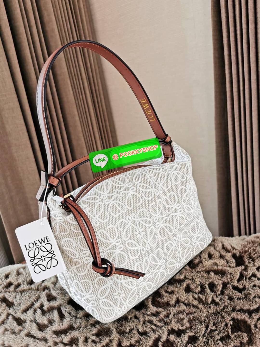 ✴️Must Have!✴️ นาทีนี้ต้อง NEW! LOEWE ANAGRAM SHOULDER BAG VIP GIFT WITH PURCHASE (GWP) กระเป๋าถือหรือสะพายพรีเมี่ยมกิ๊ฟ Limited จาก LOEWE PERFUME DUTYFREE COUNTER รุ่นใหม่วัสดุ Anagram Canvas Jacquard Fabric ผสมผสานกับหนังแท้ Calfskin ลงตัว