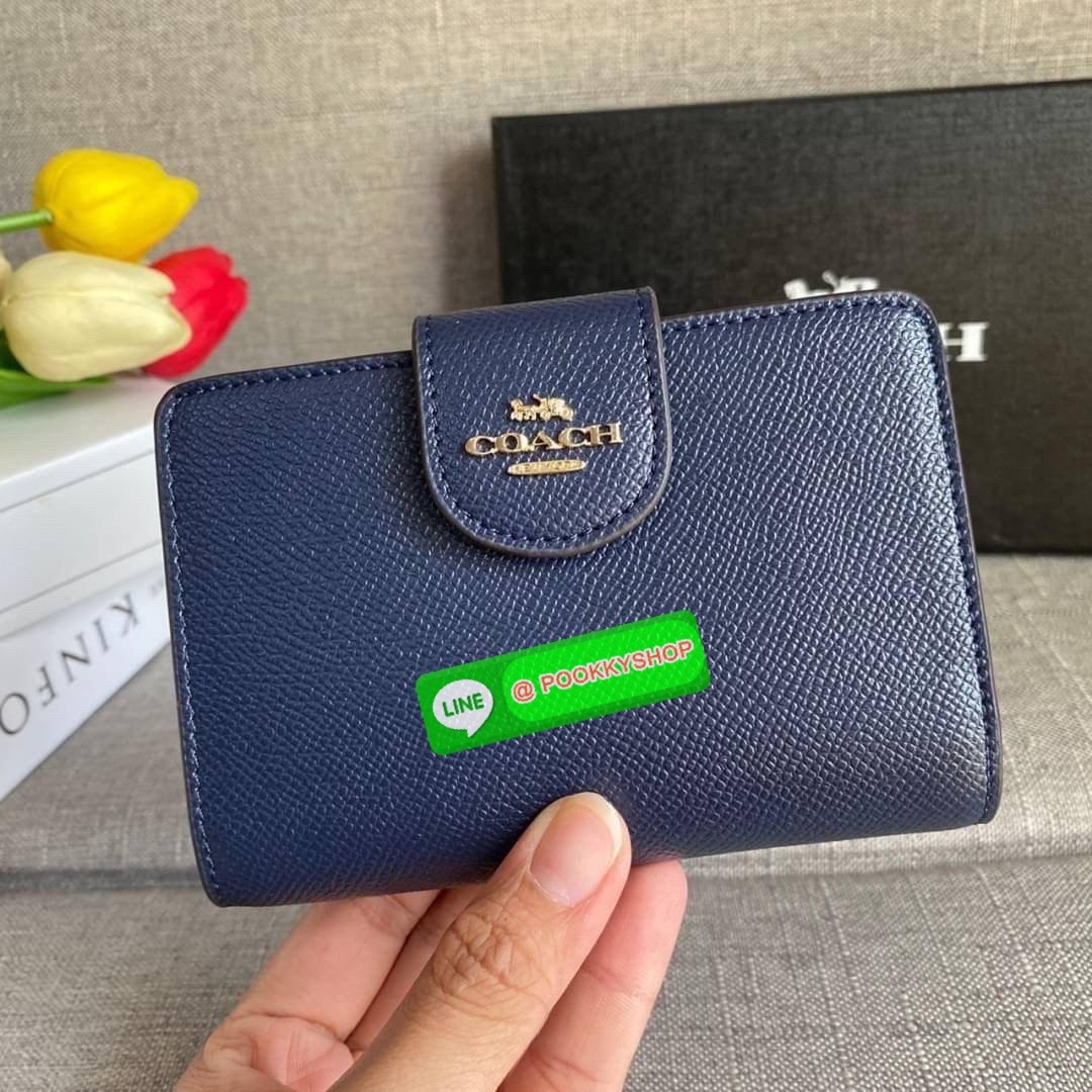COACH 6390 MEDIUM CORNER ZIP WALLET กระเป๋าสตางค์ใบกลาง สีพื้นเรียบหรู วัสดุcrossgrain ภายในมีช่องใส่บัตรและธนบัตรได้ทุกชนิด มีช่องซิปใส่เหรียญ ขนาดกะทัดรัดพกพาง่าย คนชอบจัดระเบียบกระเป๋าสตางค์แนะนำเลยจ้า