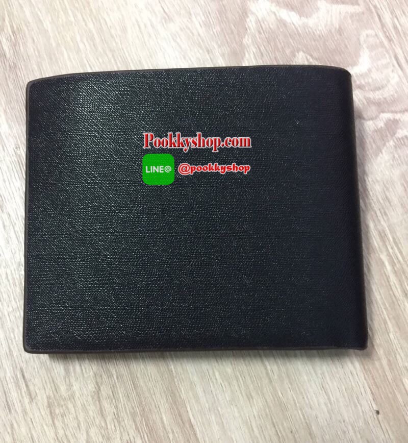พร้อมส่ง Men's Small Wallet กระเป๋าสตางค์แบบพับ2ตอนสำหรับผู้ชาย วัสดุหนังขึ้นรูปเงา น้ำหนักเบา สัมผัสนุ่ม ด้านหน้าตีแบรนด์ โดดเด่น ด้านในมีช่องใส่บัตร/ ใส่ธนบัตรแยกเป็นสัดส่วน มาพร้อมกล่องแบรนด์สวยหรู พร้อมส่งแล้วในราคาเบาๆ