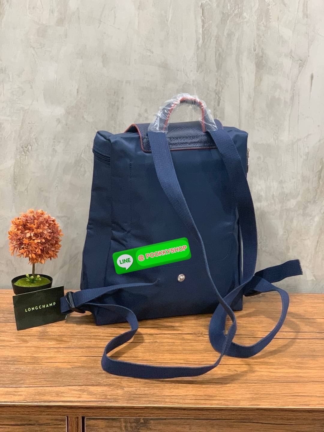 💕Longchamp LE PLIAGE Club Backpack พบกับอีกหนึ่งสไตล์ของLongchamp ที่เป็นรุ่นยอดนิยมอีกรุ่น สำหรับสาวแฟชั่นหัวทันสมัย เติมความพิเศษให้กับลุคด้วย ยังมีสีให้เลือกเยอะเรียกได้ว่าชอบสีโทนไหน ชอบแต่งตัวสไตล์ไหนก็เอาไปแมทช์กันได้เลย เป็นกระเป๋าเป้ในไม่ก