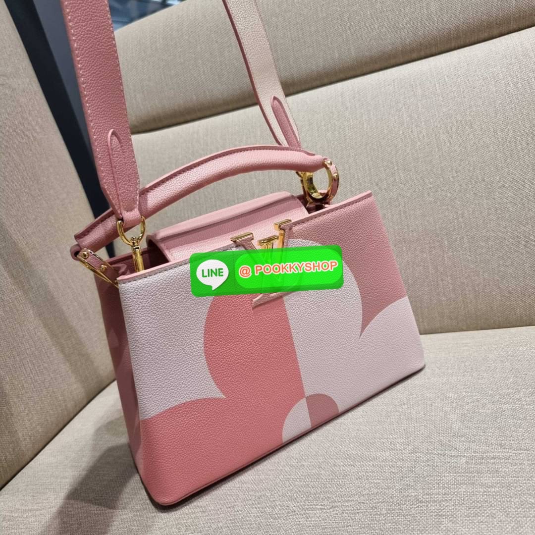 NEW IN!! LV capucines top handle วีไอพีพรีเมี่ยมกิ๊ฟจากเคาน์เตอร์ ที่สุดของความสวยในราคาเบาๆ กระเป๋าถือสุดหรู ดีไซน์ทรงคลาสสิค พร้อมลวดลายหรูหรา มาพร้อมหูจับในตัว ด้วยรูปทรงวินเทจและวัสดุหนังลูกวัว สัมผัสดี ขับผิว ทำให้ไอเท็มนี้สะกดทุกสายตาจริงๆ และยังมีล