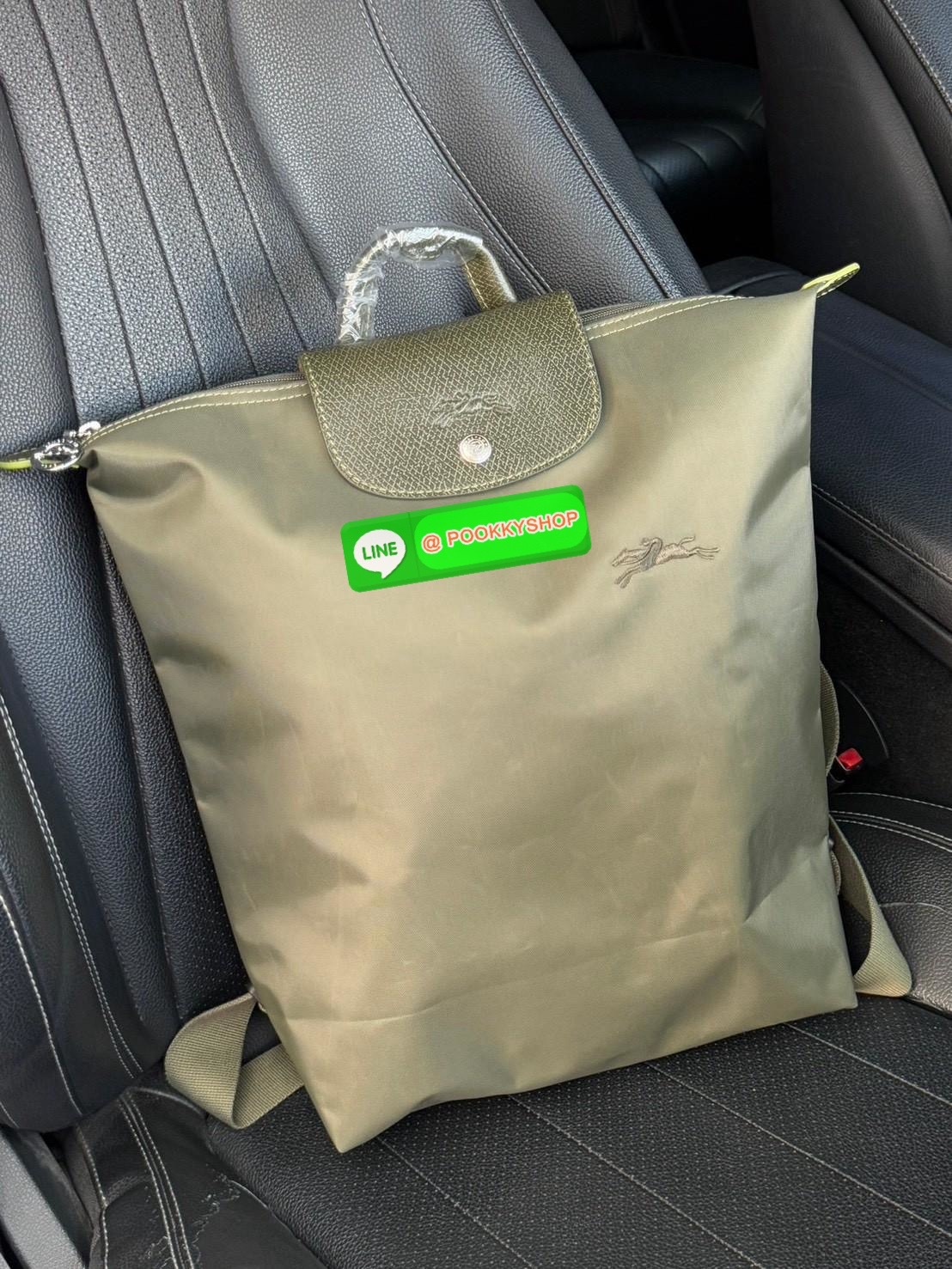 💕LONGCHAMP LE PLIAGE M BACKPACK กระเป๋าเป้น้ำหนักเบาพิเศษนี้ผลิตจากผ้าใบไนลอนรีไซเคิลที่ทนทานและพับเก็บได้ เหมาะสำหรับทุกโอกาส การออกแบบอเนกประสงค์และมีพื้นที่ภายในกว้างขวางที่สามารถเก็บแล็ปท็อปหรือโน๊ตบุ๊กได้ ในขณะที่สายสะพาย ปรับระดับได้ แมตช์ได