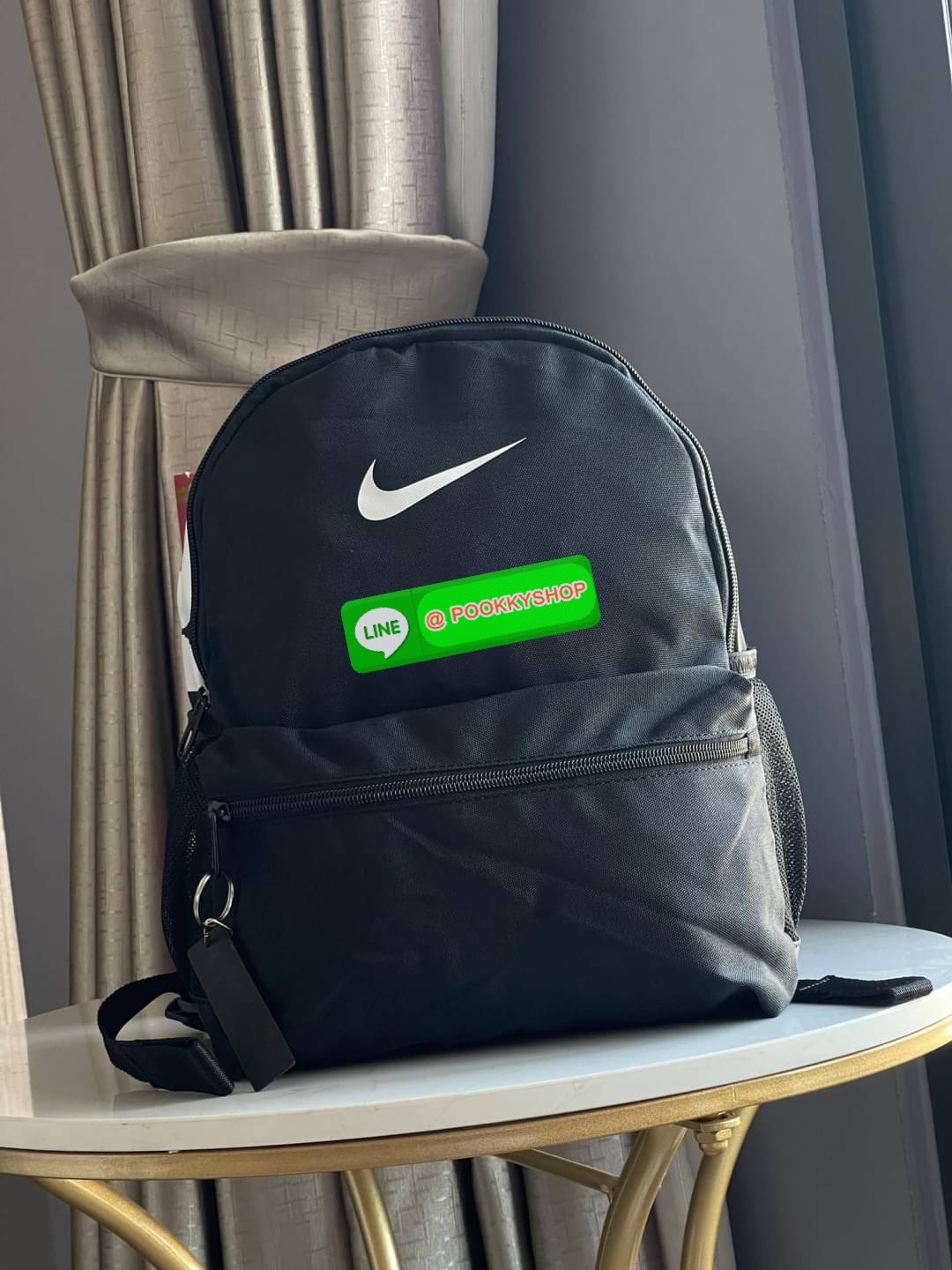 💕NIKE Brasilia Just Do It เตรียมพร้อมก่อนออกเดินทางด้วยกระเป๋าเป้สะพายหลังจาก NIKE รุ่น Brasilia Just Do It ด้วยภายในที่กว้างขวางสำหรับจัดเก็บสัมภาระที่หลากหลายไม่ว่าจะเป็นสมุดหนังสือ ดินสอหรือเครื่องเขียนสำหรับไปโรงเรียนหรือใส่ขวดน้ำเตรียมพร้อมเด