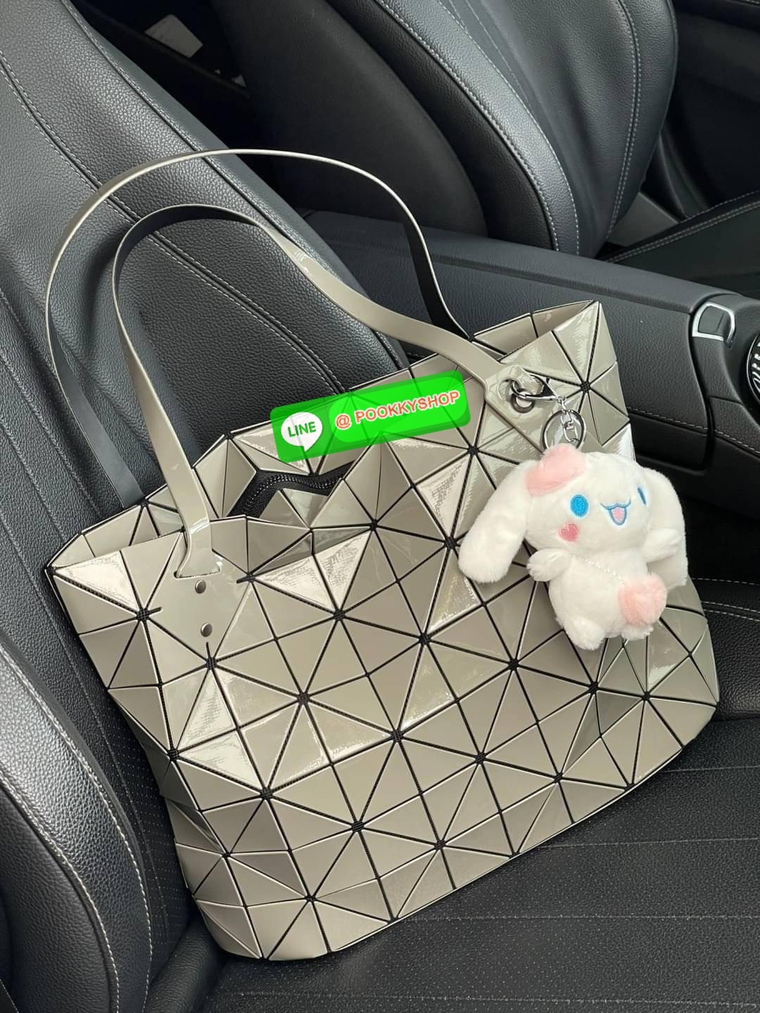 💕 Bao Bao Issey Miyake ROCK MATTE ซีรีส์นี้จะเป็นทรงสี่เหลี่ยมผืนผ้า มีซิปปิดด้านบน ถือเป็นรุ่นที่เหมาะกับการใช้งานในชีวิตประจำวัน สามารถพับมุมและบริเวณด้านล่างของกระเป๋าเพื่อเพิ่มความสะดวกสบายในการใช้งาน ทั้งยังช่วยให้วางกระเป๋าในแนวตั้งได้อีกด้ว