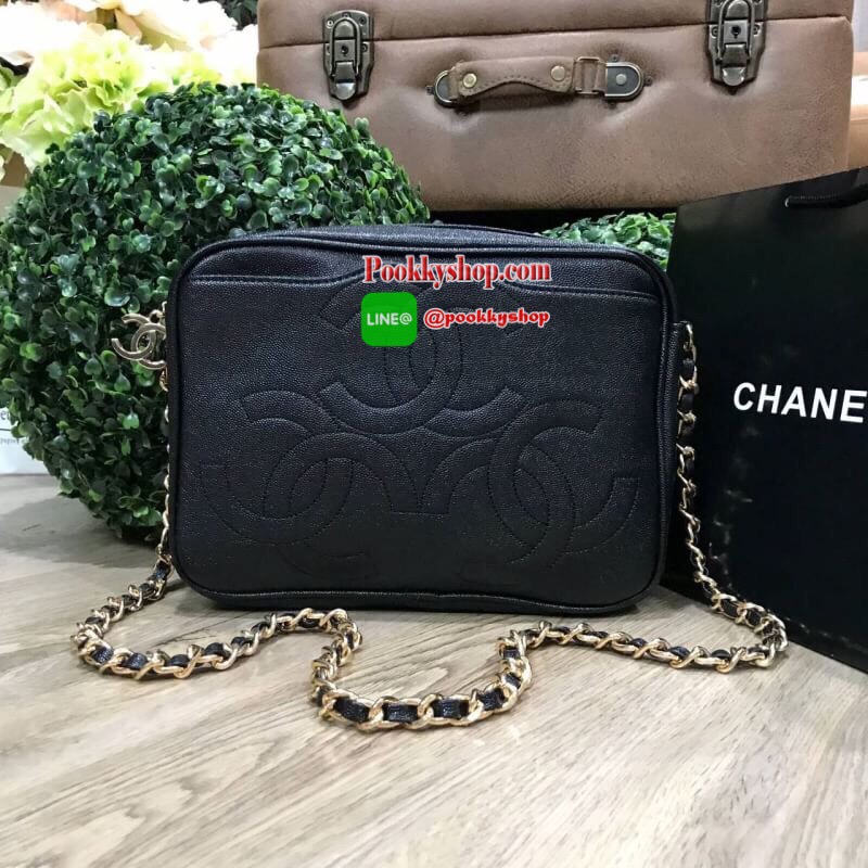 ห้ามพลาด! New! Chanel Shoulder Bag With Chain VIP Gift With Purchase (GWP) รุ่น Limited พรีเมี่ยมกิ้ฟ Chanel Perfume Counter ทรงเหลี่ยมขนาดกำลังดีวัสดุหนังคาเวียร์สวยหรูอยู่ทรง เปิดปิดด้วยซิปหัวซิปแบรนด์ ด้านหน้าปั้มโลโก้แบรนด์ ภายในมีโลโก้และช่องซิป ใส่ก