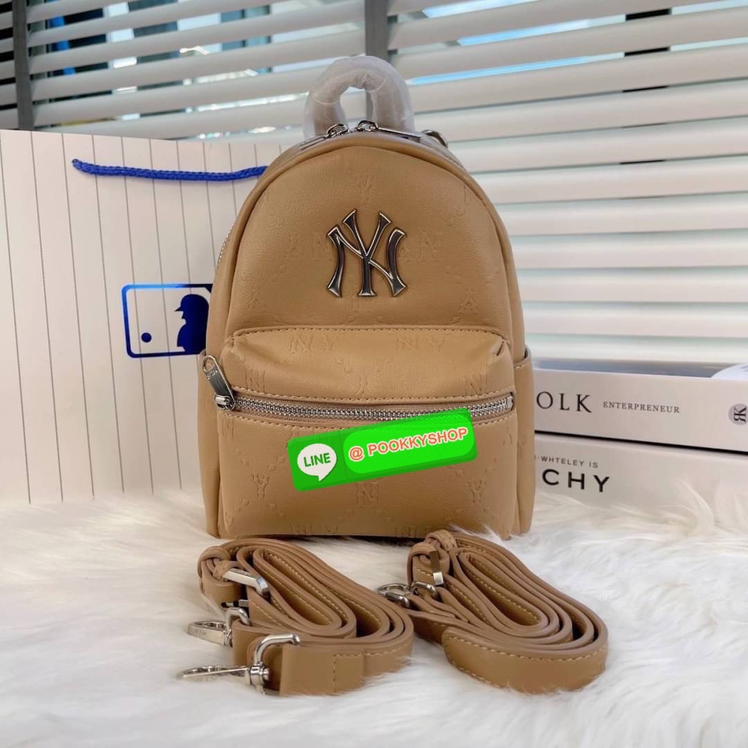 MLB กระเป๋าเป้ วัสดุหนังนิ่ม เปิดปิดด้วยซิปคู่ มี 3 ช่องใช้งาน สายสะพายหลัง ปรับระดับได้