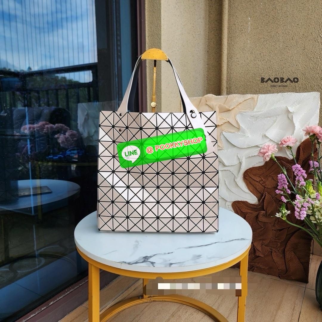 BAO BAO PRISM PLUS Handbag (Large) 🔖กระเป๋าถือจากแบรนด์ BAO BAO ISSEY MIYAKE ดีไซน์คลาสสิกทรงสี่เหลี่ยม มาพร้อมลวดลายสามเหลี่ยมที่มีมิติ 🔖วัสดุ: โพลีเอสเตอร์ ผสมหนัง 🔖 ปากกระเป๋าเปิด ซับในเป็นไนลอน มีช่องกระเป๋าด้านในและหูหิ้วกระเป