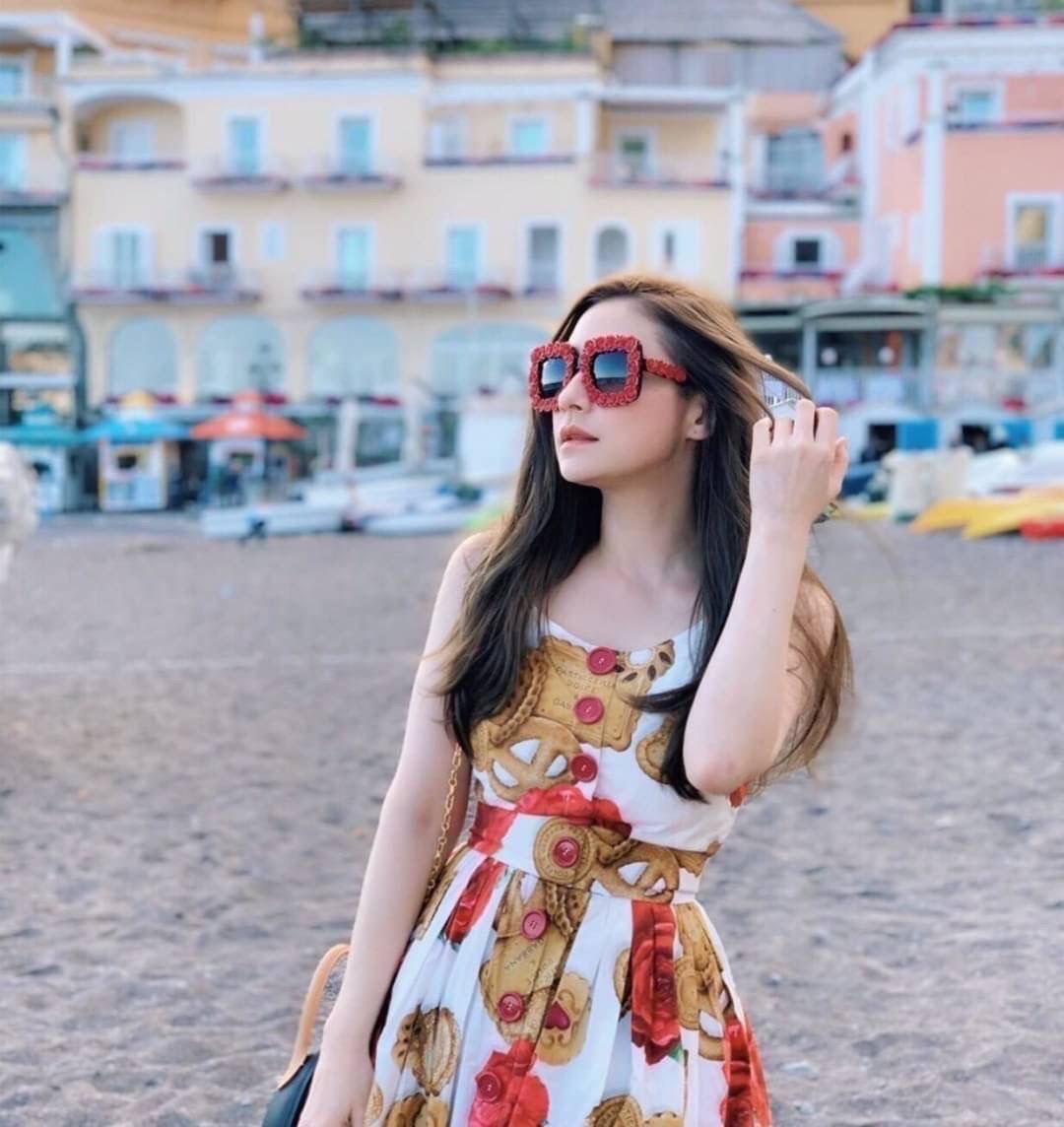 Maxi Dress แม็กซี่เดรสแขนกุดแสนสวย กรี๊ดมากคุณขาสวยสะพรึงอะไรเบอร์นี้ ตัวเดรสมาในผ้าลายกุหลาบสีสวยทั่วทั้งตัวชุด แต่งกระดุมผ่าหน้า เข้ารูปพอดีตัวใส่เก๋มาก โทนสีสวยน่ารักสุดๆ ทุกจุดพิมพ์ลายมาให้อย่างดี ช่วงกระโปรงใส่ออกมาบานแน่นอน รีบตำให้ไวจ๊ะแม่ รับรองใส