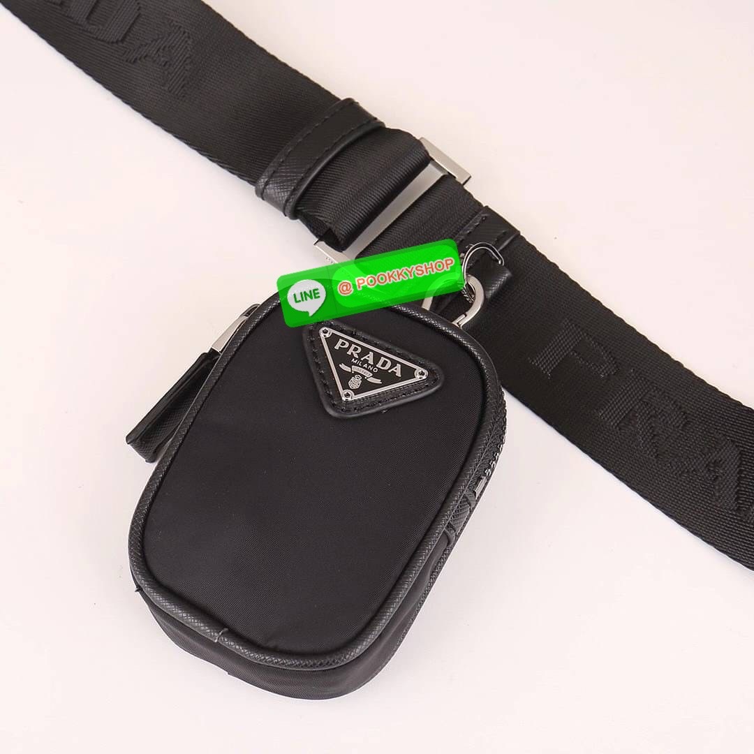 Prada Re-Nylon And Saffiano Leather Shoulder Bag With Enameled Metal Triangle Logo Black พร้อมส่งรุ่นใหม่ ทรง Mini Messenger จากงานพรีเมียมกิฟ สมนาคุณ อย่าง PRADA ทรงยอดฮิตของคุณผู้ชาย วัสดุทำจากผ้า Nylon อย่างหนา กันน้ำได้ มีโลโก้แบรนด์อยู่ข้างหน้า อะไหล