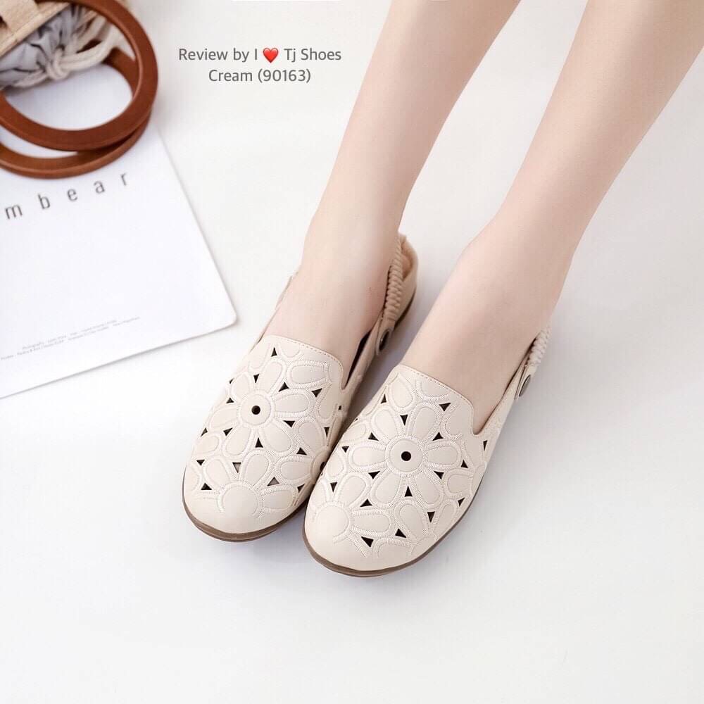 พร้อมส่งรองเท้าเพื่อสุขภาพ ที่ทั่งเกร๋ทั้งน่ารักสุดๆ รองเท้ารุ่นนี้เป็นงานสั่งทำพิเศษ หนังนิ้มนิ่ม ฉลุลายน่ารักๆ มีรูระบายอากาศใส่แล้วเท้าไม่อับ สายยางยืดปรับขึ้นลงได้ ใส่ได้ 2 แบบ น้ำหนักเบา ใส่นุ่มเดินทั้งวันได้สบายมากๆ ส้นยางเกรดพรีเมี่ยมอย่างดี แมทกับ