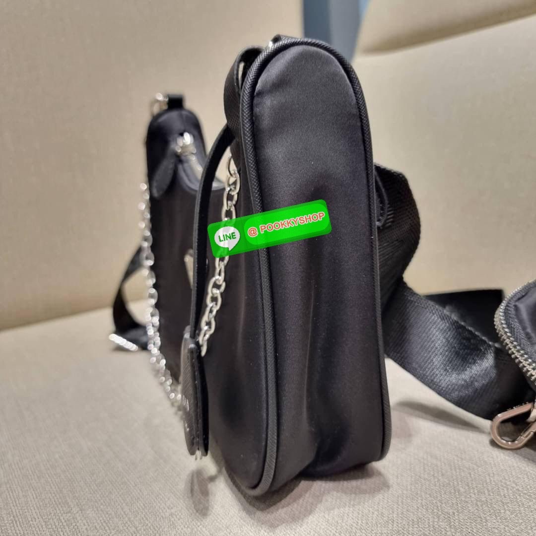 PRADA RE-EDITION 2005 RE-NYLON SHOULDER BAG ไอเท็มสุดปัง ที่ฮิตตลอดกาลไม่ว่าจะปีไหนๆ จัดให้ครบทั้งสีขายดีและสีใหม่ล่าสุด ที่สายคุณหนูห้ามพลาด!! กับกระเป๋าสะพายทรงคลาสสิค เหมาะเป็น everyday bag มากๆ วัสดุผ้าไนล่อนคุณภาพ พร้อมใบลูก ไว้ใส่เหรียญ ใส่กุญแจได้ส