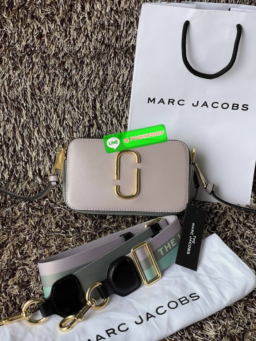 Marc Jacobs Snapshot Bag กระเป๋าแบรนด์ดังจากสัญชาติอเมริกัน นับได้ว่ารุ่นนี้เป็นรุ่นทรงฮิตของ marc jacobs เลยทีเดียว โดยด้านหน้ากระเป๋าจะเป็นโลโก้แบบโลหะที่เป็นสัญลักษณ์ของแบรนด์นี้ มาพร้อมสายสะพายที่จะสะพายยังไงก็ดูโดดเด่น เพราะขนาดใหญ่ที่สกรีนตัวอักษร m