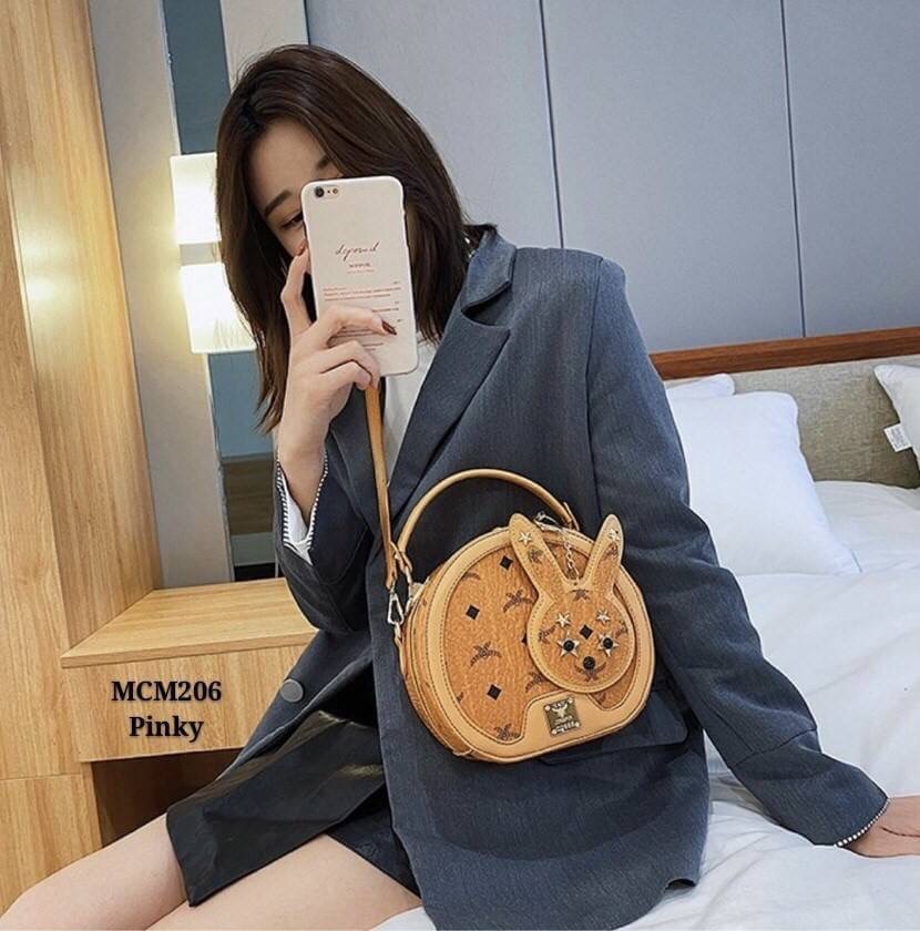 กระเป๋าสะพายทรงกลมสไตล์mcm งานนำเข้าน่ารักสุดๆ ทรงกลมแข็งแรง อยู่ทรง ซิปดี ด้านในกว้าง สายสะพายถอดได้ ถือก็น่ารัก เด่นสุดพร้อมด้วยปอมเข้ากัน แต่งหมุดแน่นๆ สวยอย่าบอกใคร